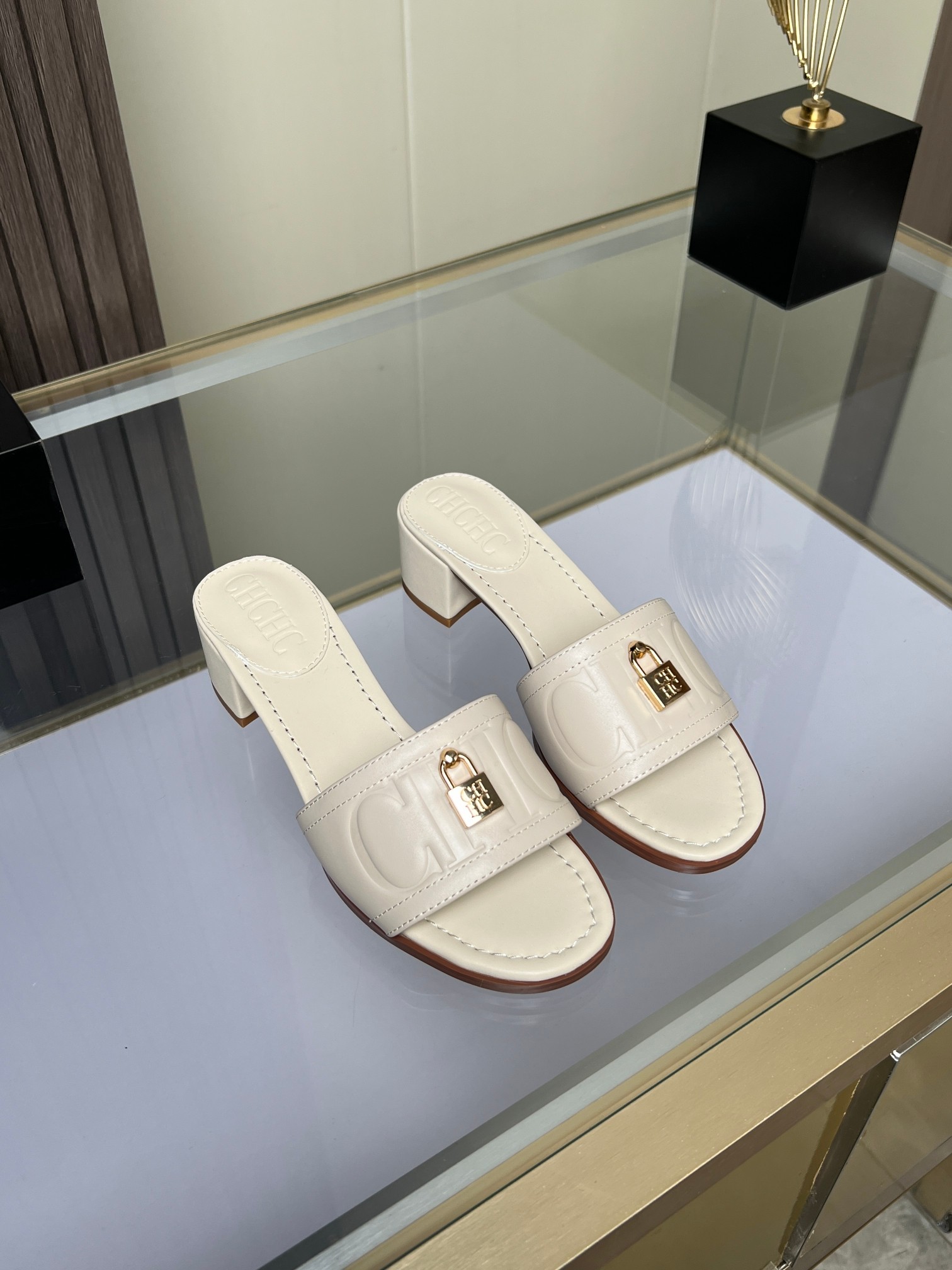 NO:412113,CH CaroLina.herrera Carolina new summer slippers. Fabric cowhide, sheepskin lining, rubber outsole, heel height 4.5 cm. Color apricot white, blue, red, brown, green, black. Size 35-41, 42 size customization., slippers, slippers, cowhide, sheepskin19860909CH CaroLina.herrera卡罗琳娜夏季新款拖鞋.面料牛皮,羊皮内里,橡胶大底,跟高4.5厘米. 颜色杏白色,蓝色,红色,棕色,绿色,黑色. 码数35-41,42码定制.,拖鞋,slippers,cowhide,sheepskin,Women's Shoes