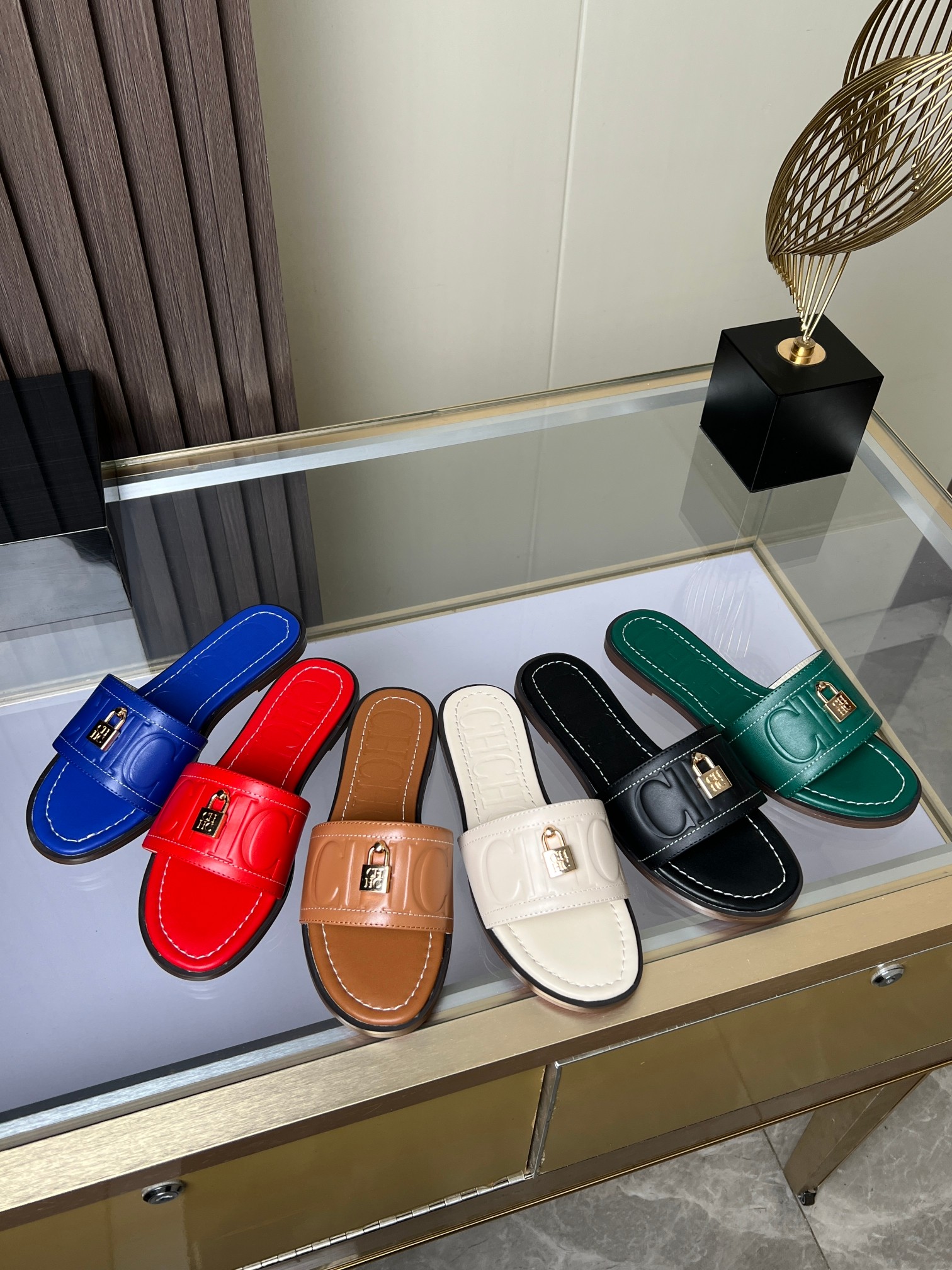 NO:412104,CH CaroLina.herrera Carolina new summer slippers. Fabric cowhide, sheepskin lining, rubber outsole, heel height 1 cm. Color apricot white, blue, red, brown, green, black. Size 35-41, 42 size customization., slippers, slippers, cowhide, sheepskin19860909CH CaroLina.herrera卡罗琳娜夏季新款拖鞋.面料牛皮,羊皮内里,橡胶大底,跟高1厘米. 颜色杏白色,蓝色,红色,棕色,绿色,黑色. 码数35-41,42码定制.,拖鞋,slippers,cowhide,sheepskin,Women's Shoes