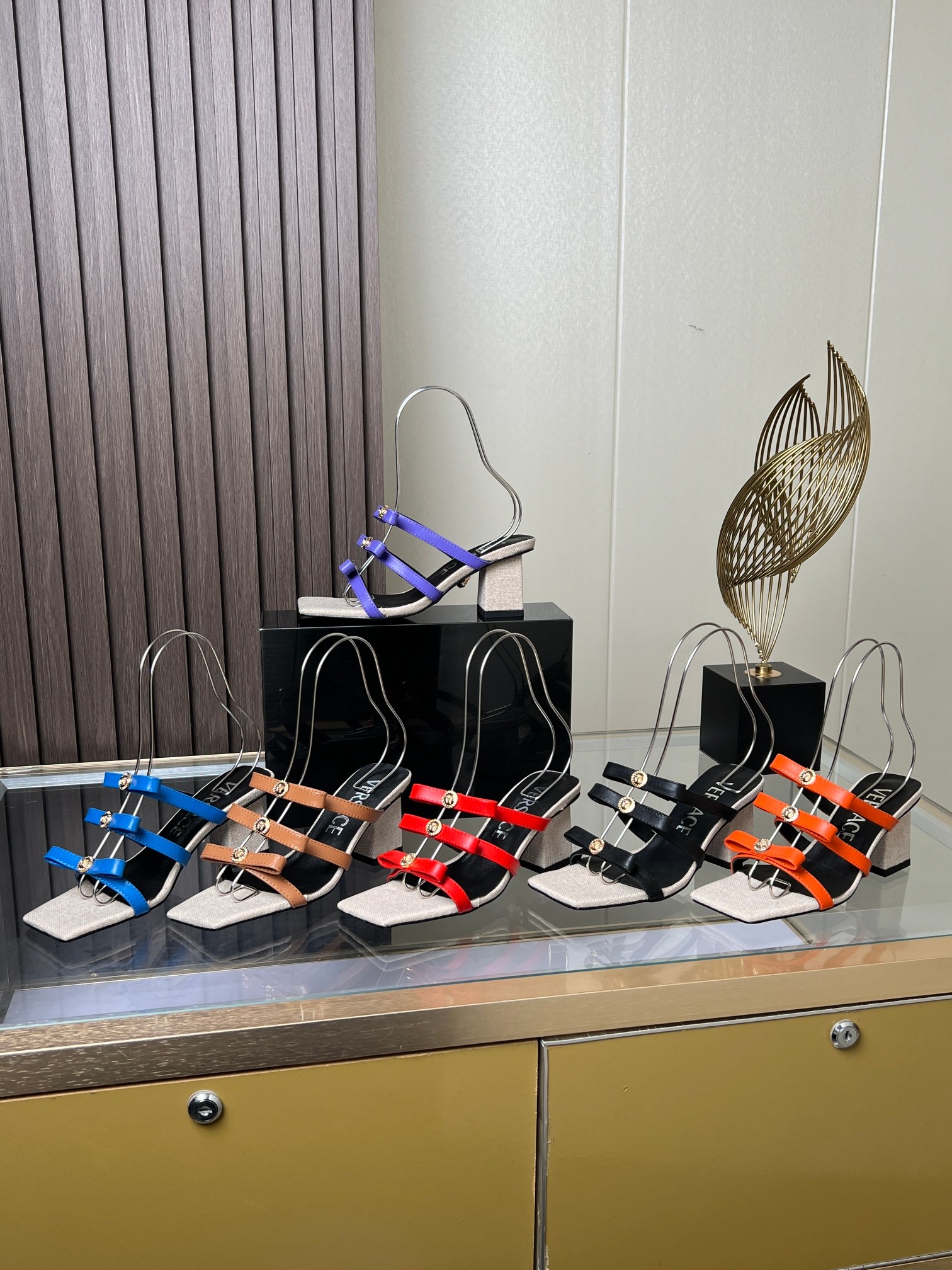 NO:412121,Versace's new low-heel fashion trend sandals, fabric cowhide, sheepskin lining, sheepskin mat, and high-quality linen cloth. Heel height 6 cm, rubber outsole, color brown, purple, black, red, blue, orange. Size 35-41, custom made in size 42., high heels sandals, versace, sandals, high heels, cowhide, sheepskin19860909范思哲新款低跟时尚潮流凉鞋,面料牛皮,羊皮内里,羊皮垫,包布优质麻布. 跟高6厘米,橡胶大底,颜色棕色,紫色,黑色,红色,蓝色,橙子. 码数35-41,42码定做.,高跟鞋凉鞋,versace,sandals,high heels,cowhide,sheepskin,Women's Shoes