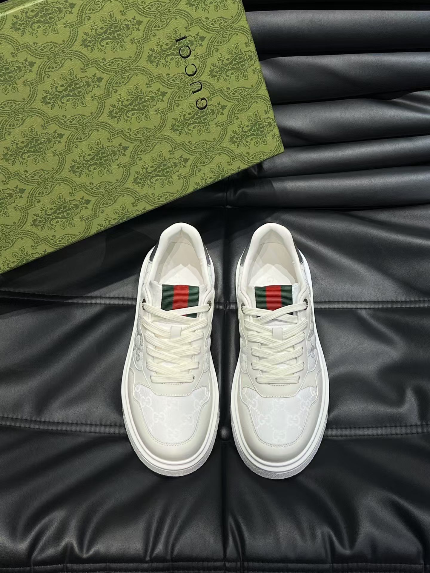 NO:349953,: Guqi new men's shoes GUCCI [Lightning] latest shoes shipped. Original quality, fashion trend, special materials, inner sheepskin, brand new packaging. Super comfortable feet, impeccable workmanship. Number of sizes: 38-45,,gucci,sheepskin19860909:古奇新款男鞋GUCCI [闪电]最新鞋出货.原单品质 时尚潮流 采用特殊材料 内里羊皮 全新包装.脚感超舒适,做工简直无可挑剔 码数:38-45,,gucci,sheepskin,Men's shoes