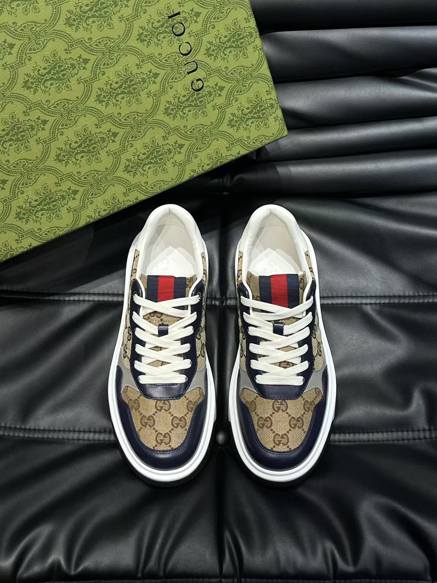 NO:349934,: Guqi new men's shoes GUCCI [Lightning] latest shoes shipped. Original quality, fashion trend, special materials, inner sheepskin, brand new packaging. Super comfortable feet, impeccable workmanship. Number of sizes: 38-45, dark blue,, gucci, sheepskin19860909:古奇新款男鞋GUCCI [闪电]最新鞋出货.原单品质 时尚潮流 采用特殊材料 内里羊皮 全新包装.脚感超舒适,做工简直无可挑剔 码数:38-45,深蓝色,,gucci,sheepskin,Men's shoes