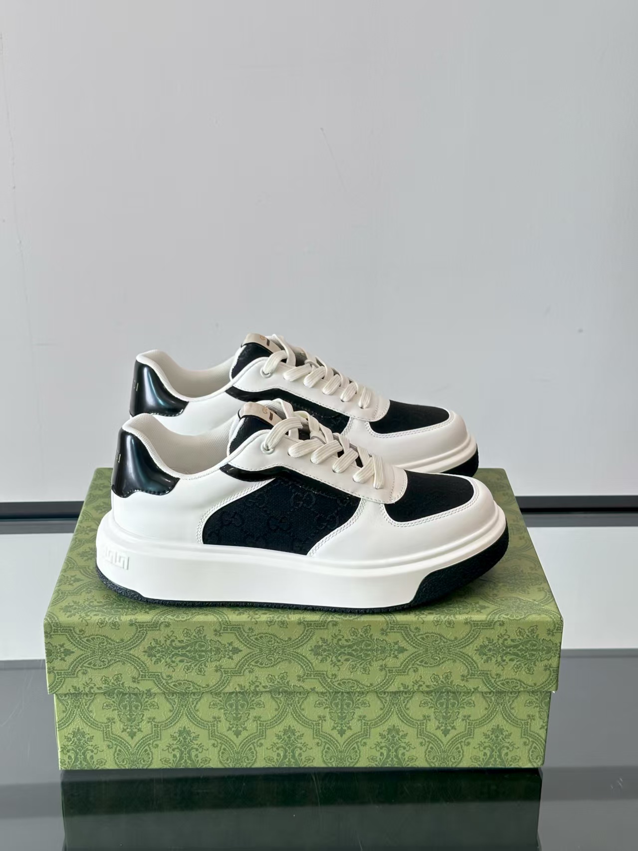 P290新款男鞋GUCCI  [闪电]最新鞋出货。原单品质    时尚潮流  采用特殊材料 内里羊皮 全新包装。脚感超舒适，做工简直无可挑剔    码数:38-45