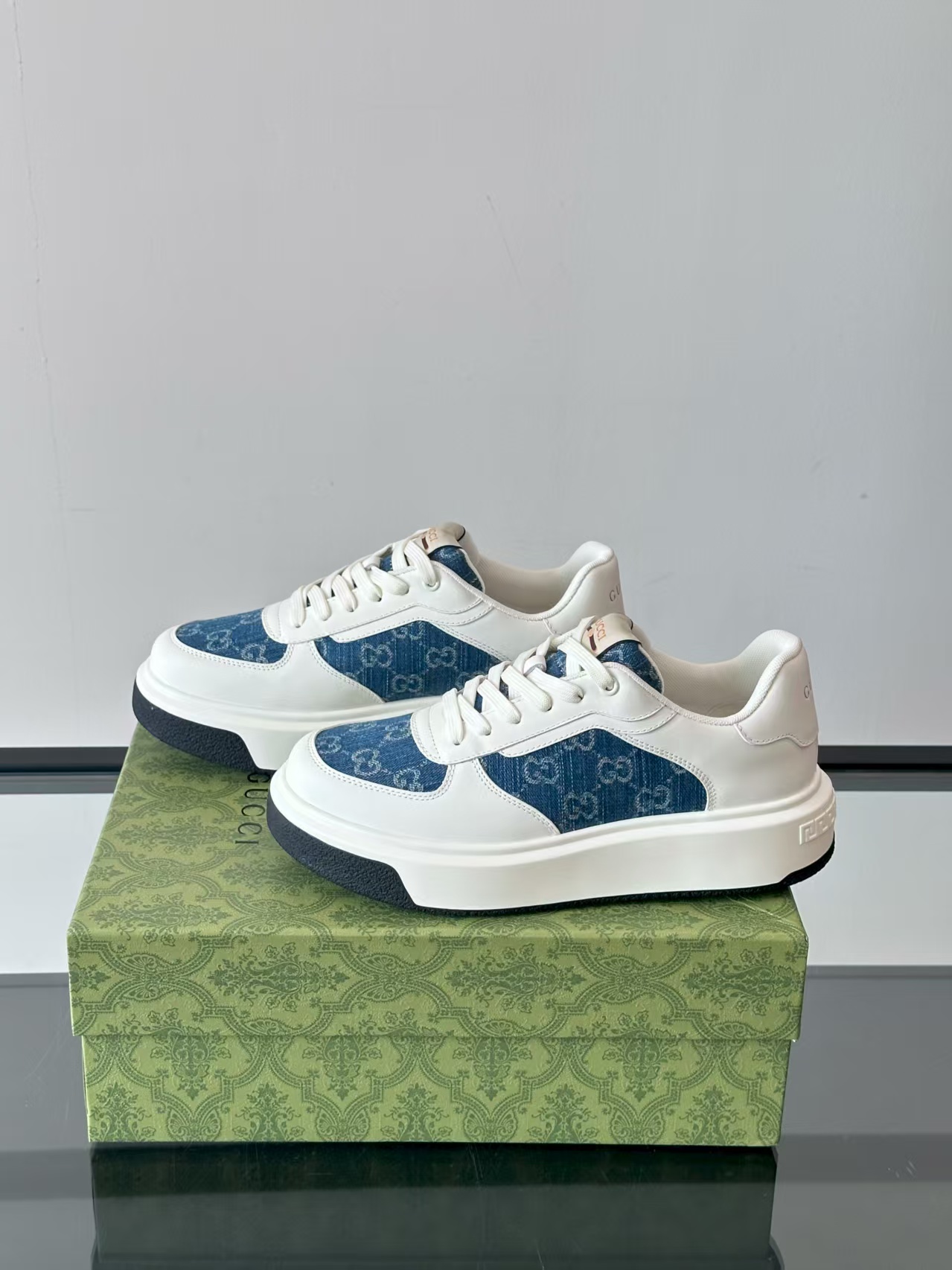 P290新款男鞋GUCCI  [闪电]最新鞋出货。原单品质    时尚潮流  采用特殊材料 内里羊皮 全新包装。脚感超舒适，做工简直无可挑剔    码数:38-45