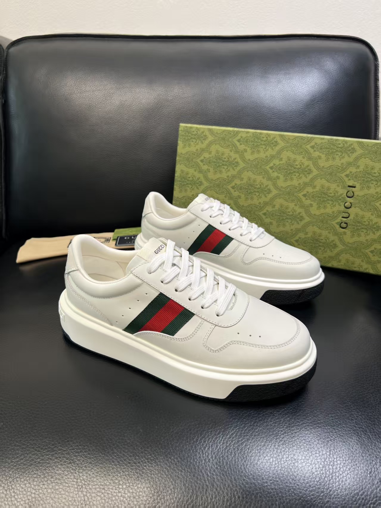 P290，新款男鞋GUCCI  [闪电]最新鞋出货。原单品质    时尚潮流  采用特殊材料 内里羊皮 全新包装。脚感超舒适，做工简直无可挑剔    码数:38-45