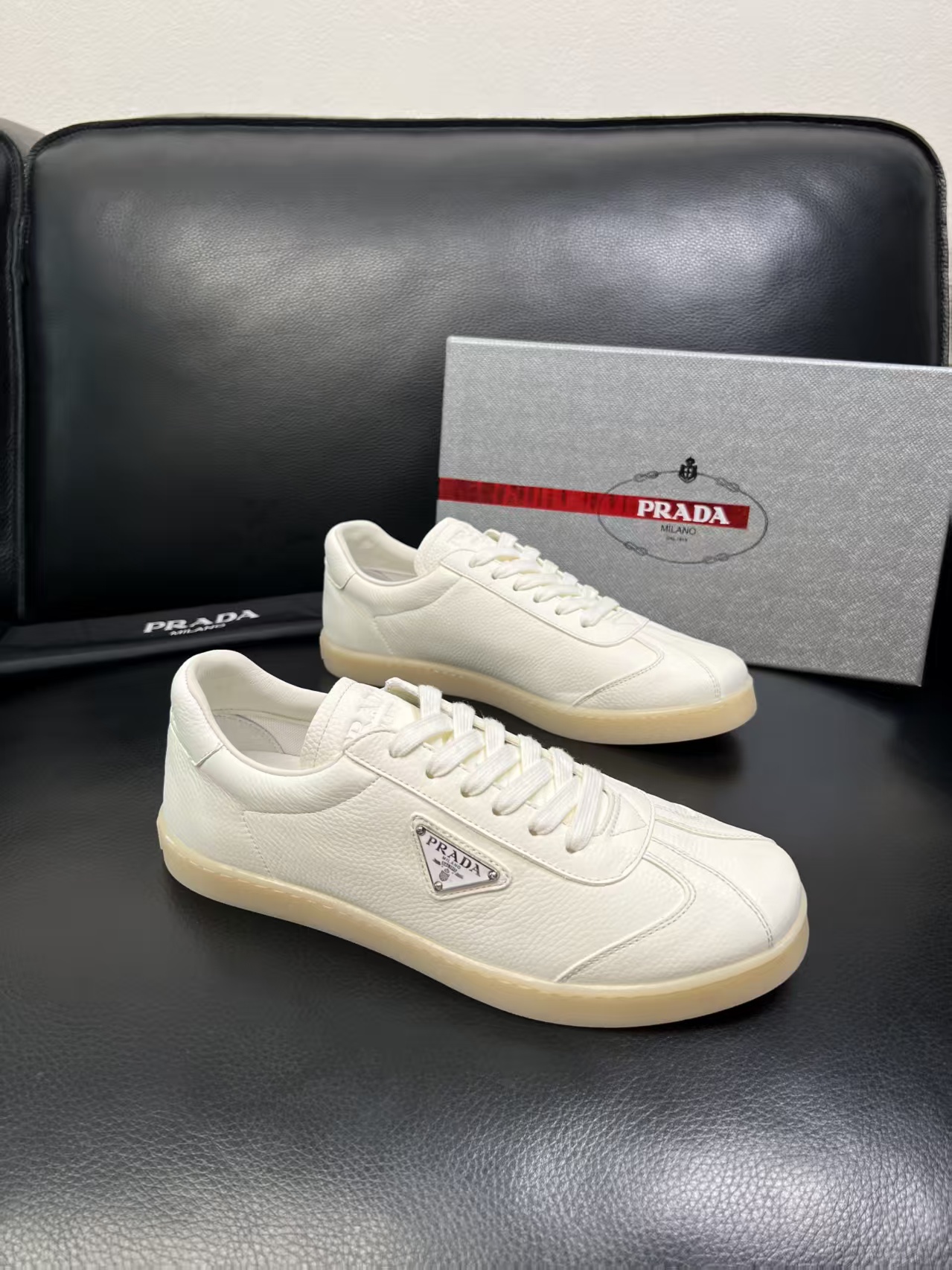 P250 38-45 Prada 普拉达新款男士真皮运动鞋,市面最高版本 、欢迎任意对比🆚!原版皮料质感极佳,超上档次!意大利进口胎羊网内里,可拆式垫!奢华用料、精细做工,极力推荐入手!