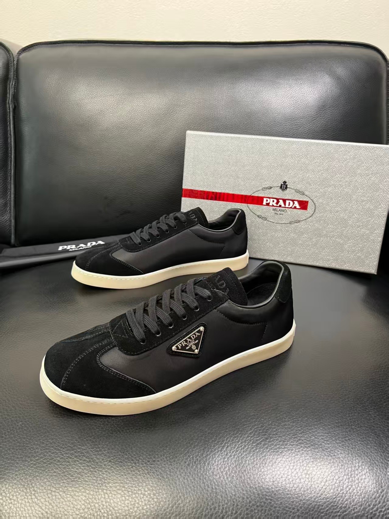 P250 38-45 Prada 普拉达新款男士真皮运动鞋,市面最高版本 、欢迎任意对比🆚!原版皮料质感极佳,超上档次!意大利进口胎羊网内里,可拆式垫!奢华用料、精细做工,极力推荐入手!