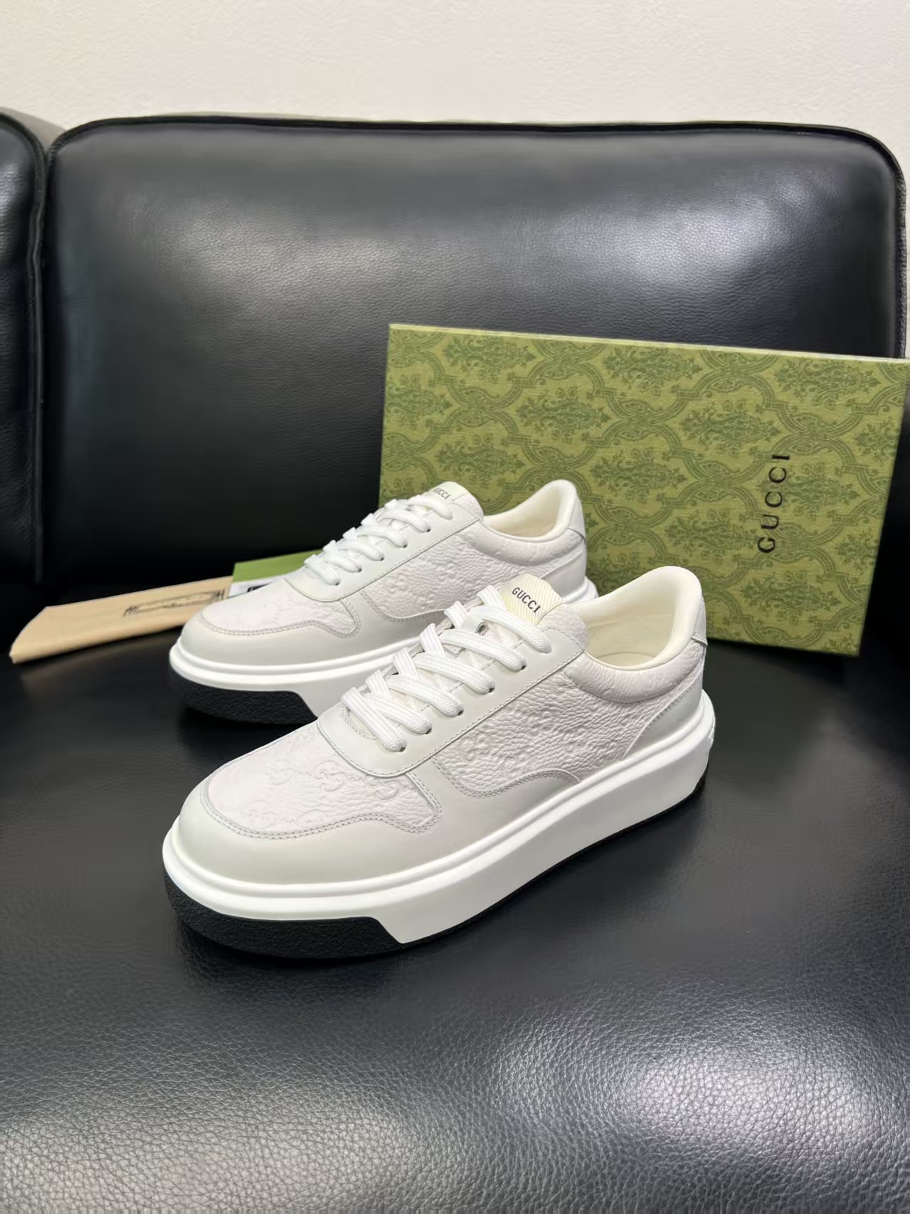 P290新款男鞋GUCCI  [闪电]最新鞋出货。原单品质    时尚潮流  采用特殊材料 内里网羊皮 全新包装。脚感超舒适，做工简直无可挑剔    码数:男38-45，