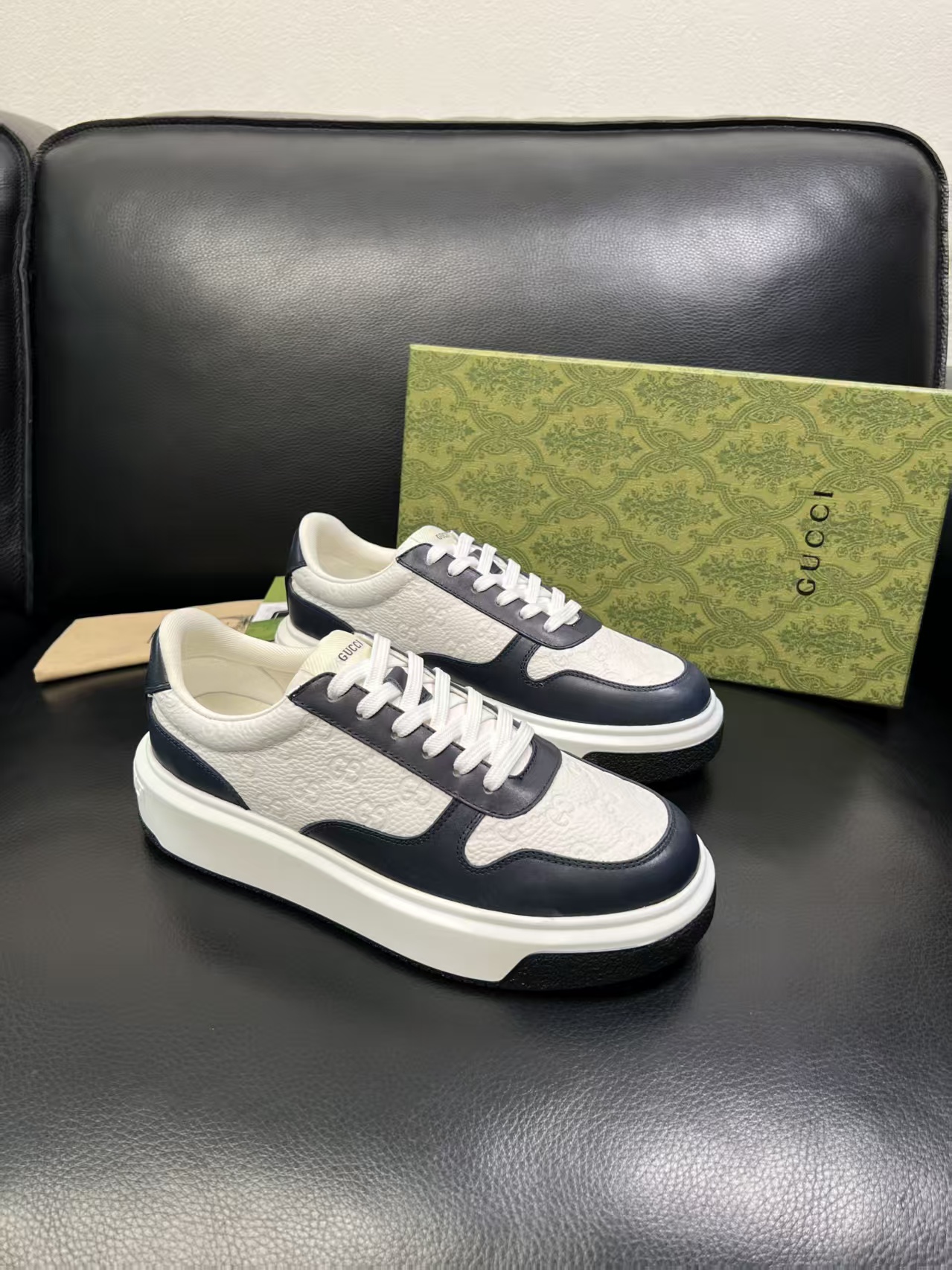 白黑色P290新款男鞋GUCCI  [闪电]最新鞋出货。原单品质    时尚潮流  采用特殊材料 内里网羊皮 全新包装。脚感超舒适，做工简直无可挑剔    码数:男38-45，