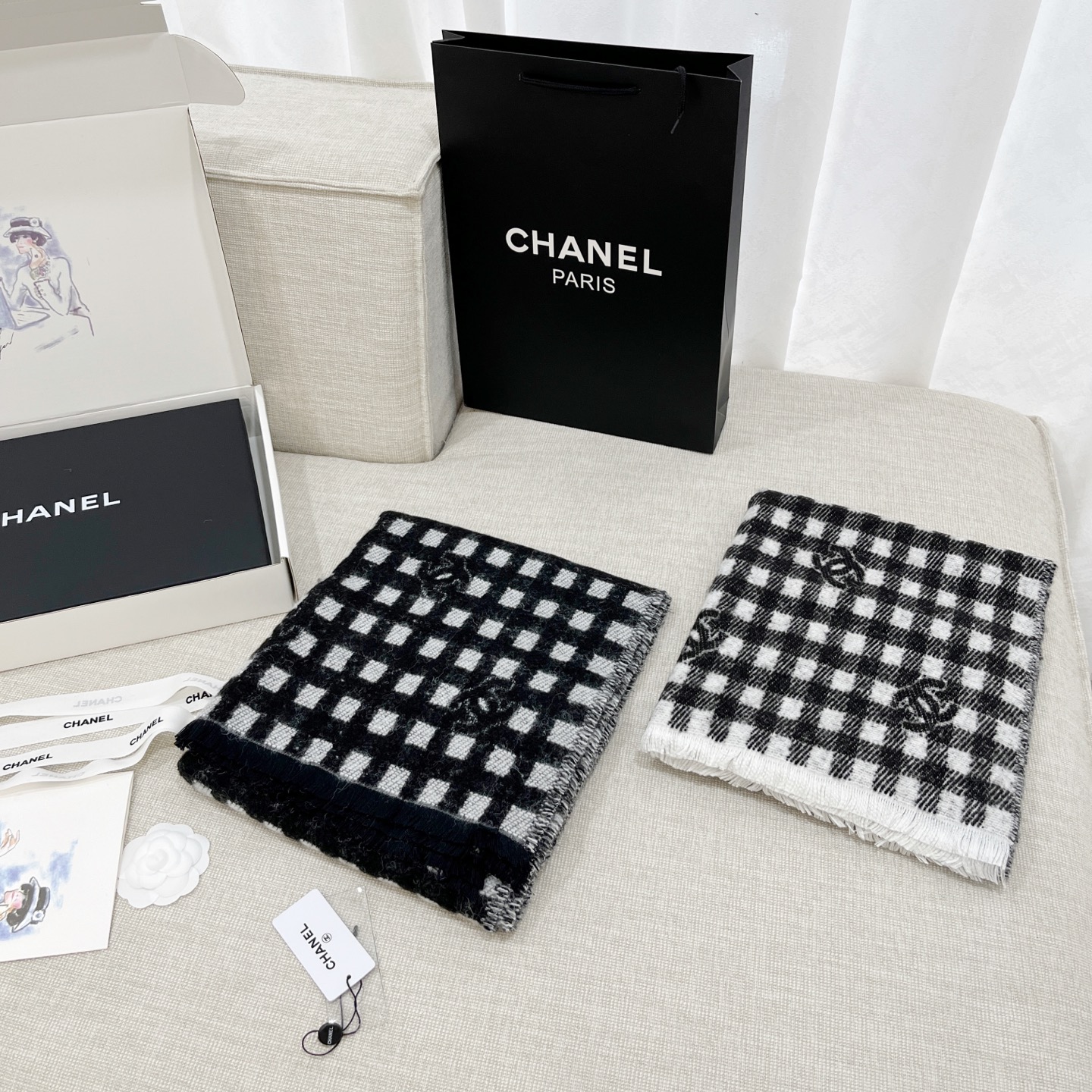《𝐂𝐡𝐚𝐧𝐞𝐥 • Logo格纹围巾》Size： 190x60cm 材质：56%羊绒34%羊毛10%真丝