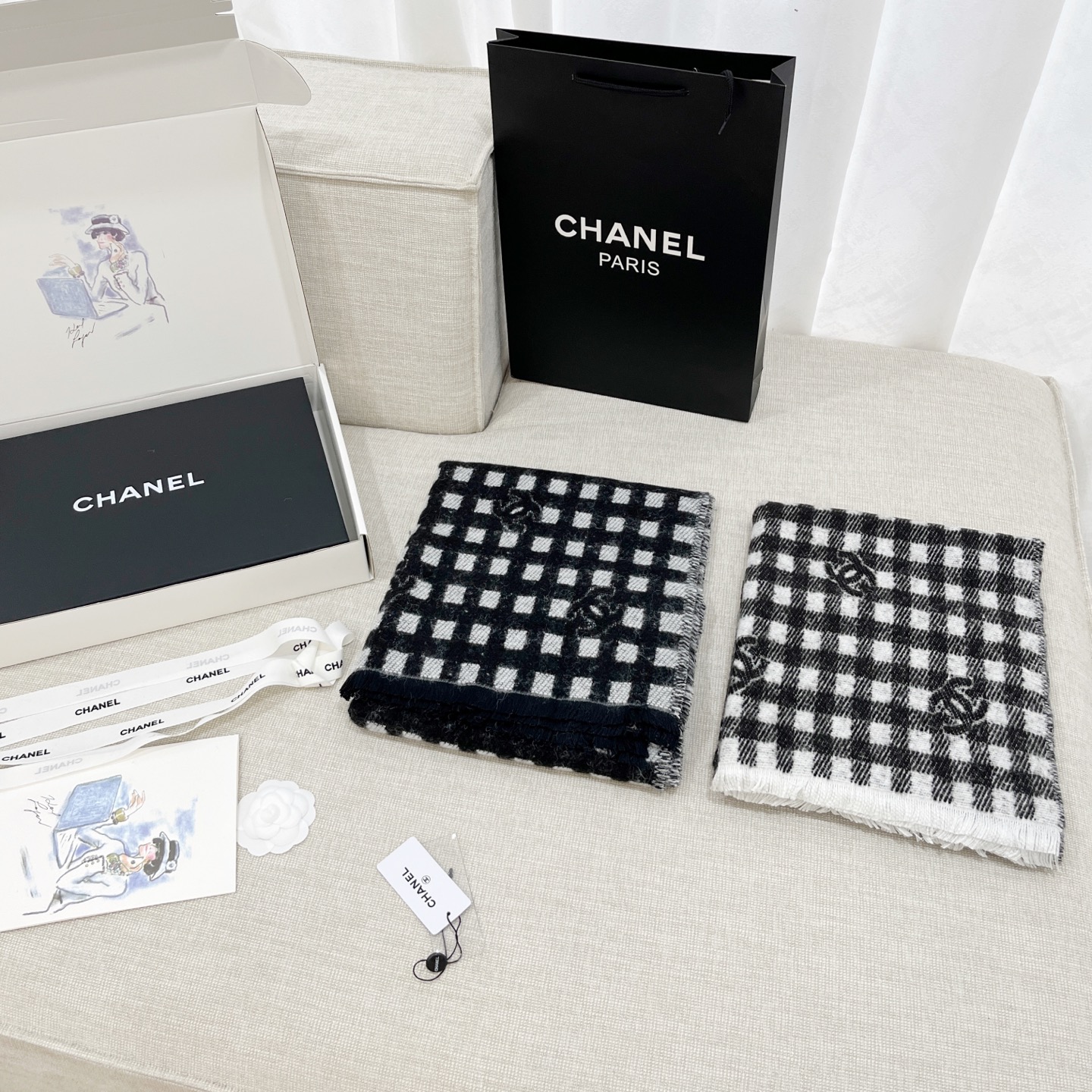 《𝐂𝐡𝐚𝐧𝐞𝐥 • Logo格纹围巾》Size： 190x60cm 材质：56%羊绒34%羊毛10%真丝