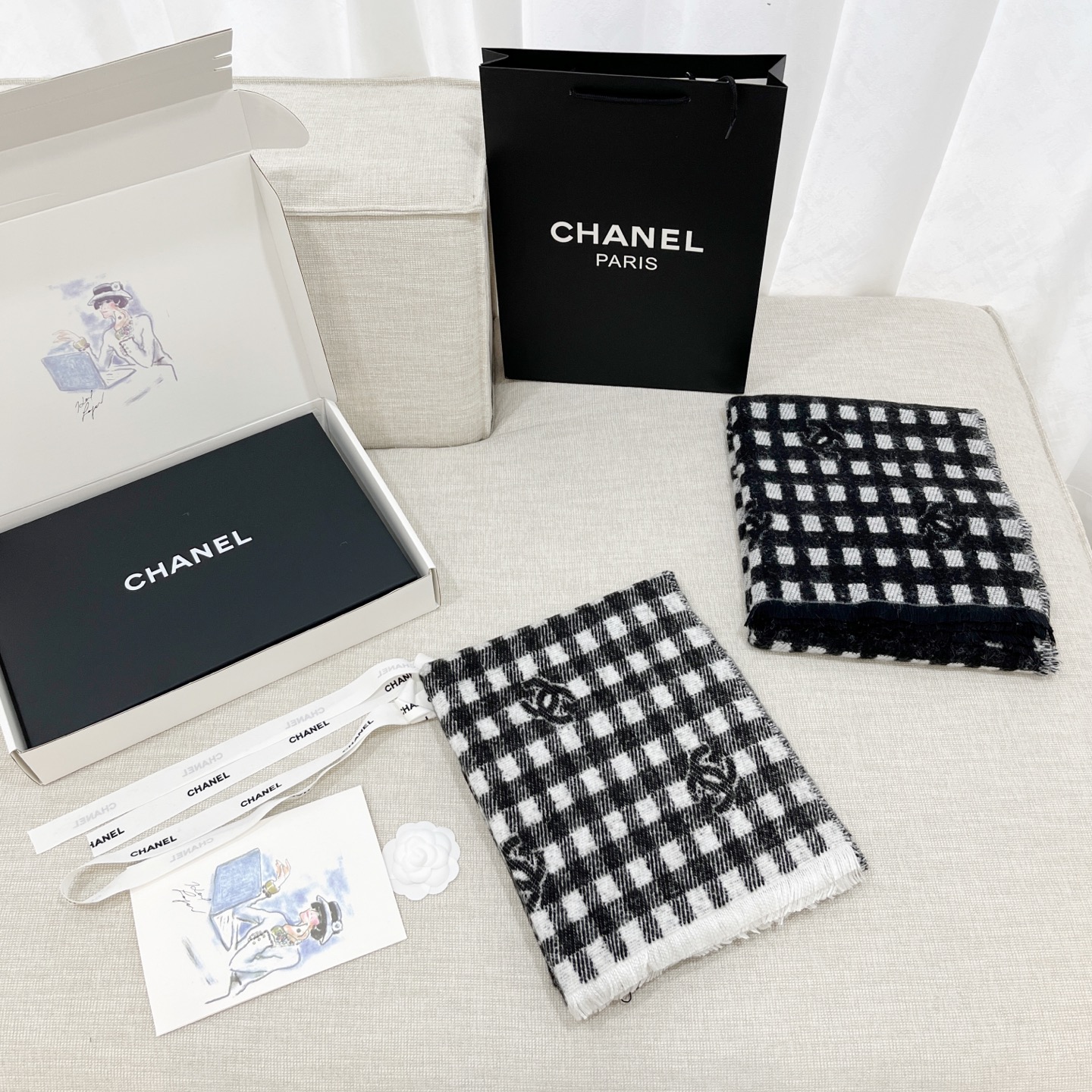 《𝐂𝐡𝐚𝐧𝐞𝐥 • Logo格纹围巾》Size： 190x60cm 材质：56%羊绒34%羊毛10%真丝