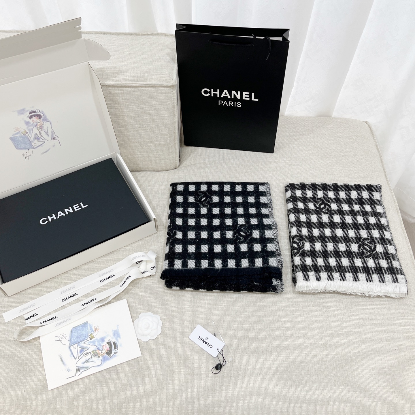 《𝐂𝐡𝐚𝐧𝐞𝐥 • Logo格纹围巾》Size： 190x60cm 材质：56%羊绒34%羊毛10%真丝