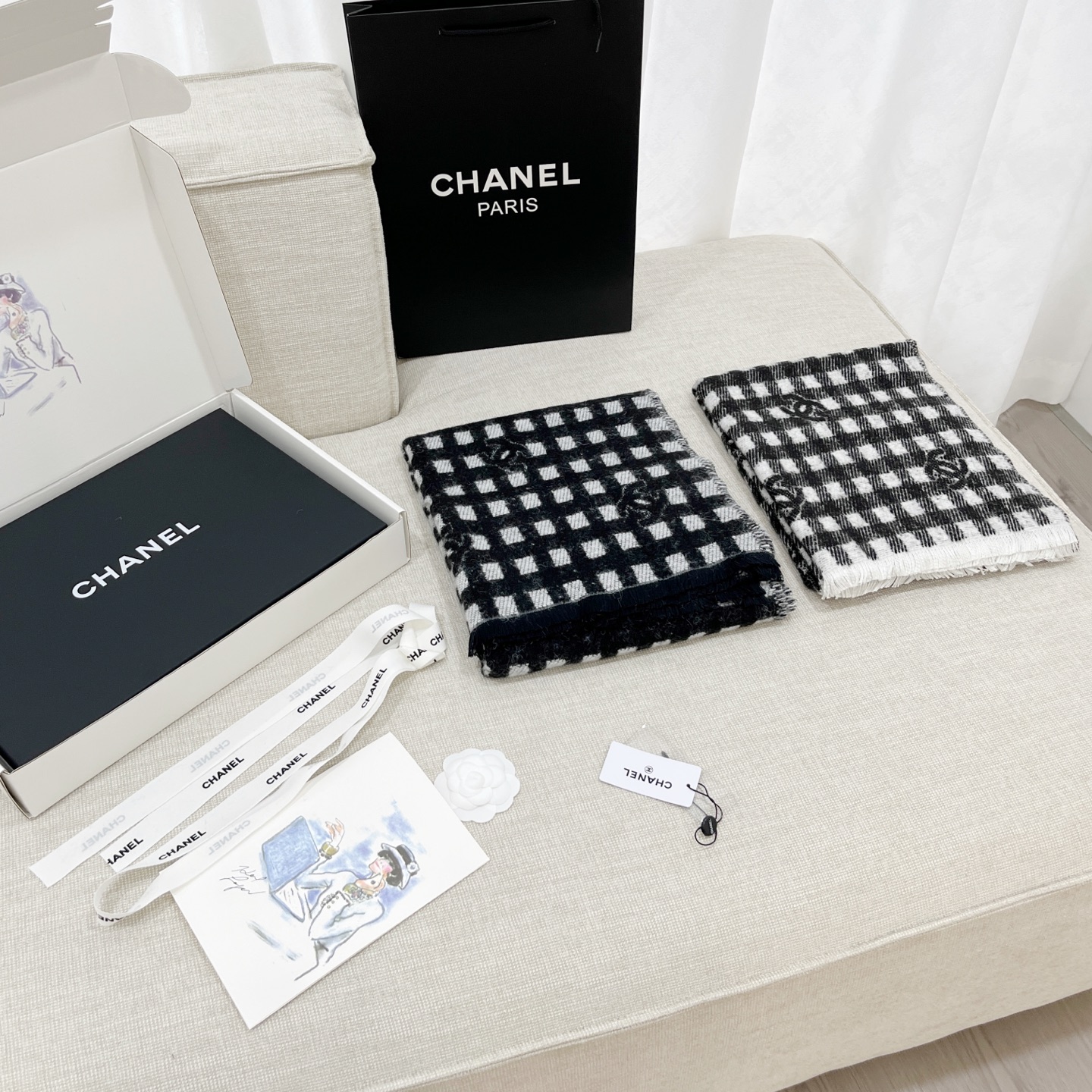 《𝐂𝐡𝐚𝐧𝐞𝐥 • Logo格纹围巾》Size： 190x60cm 材质：56%羊绒34%羊毛10%真丝