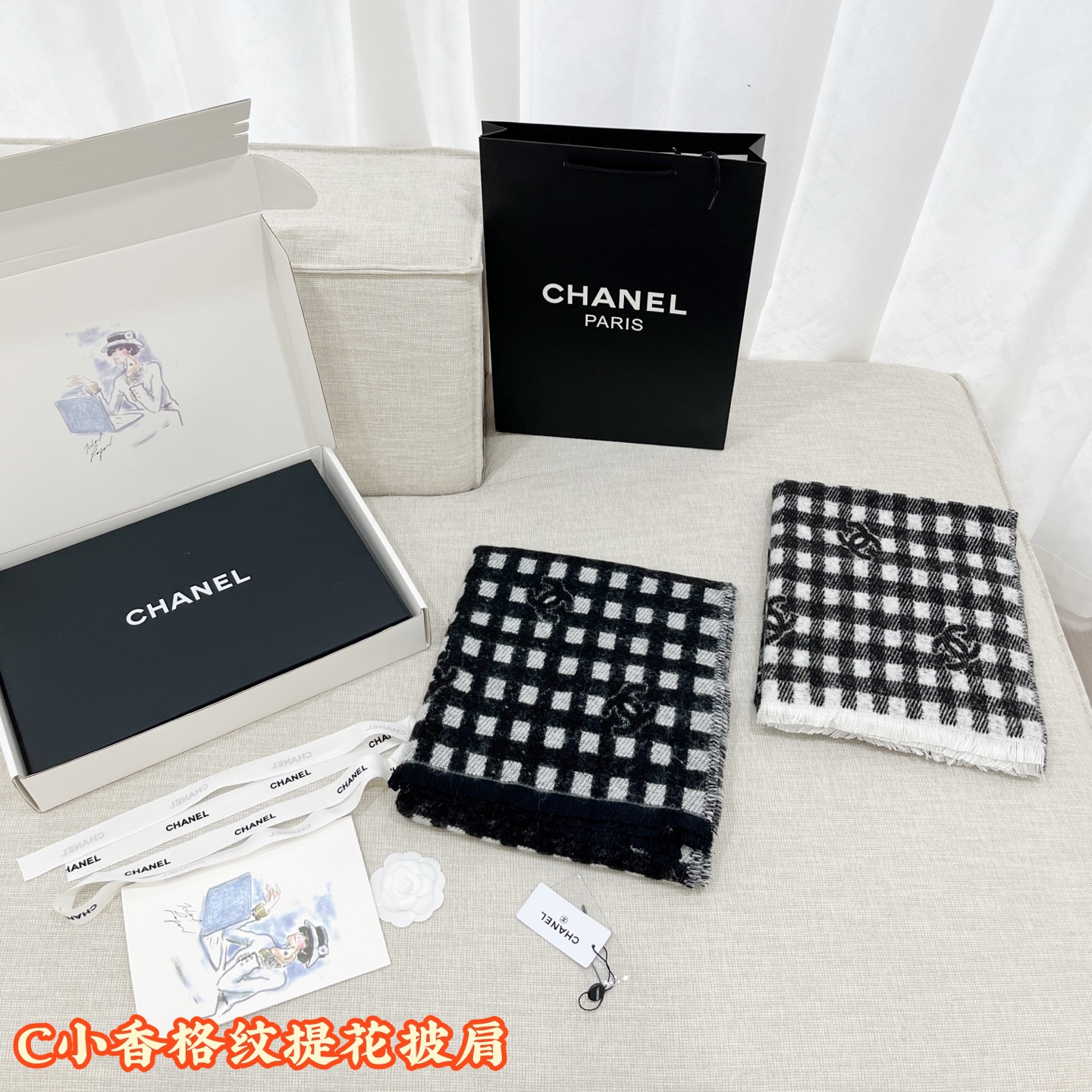 《𝐂𝐡𝐚𝐧𝐞𝐥 • Logo格纹围巾》Size： 190x60cm 材质：56%羊绒34%羊毛10%真丝