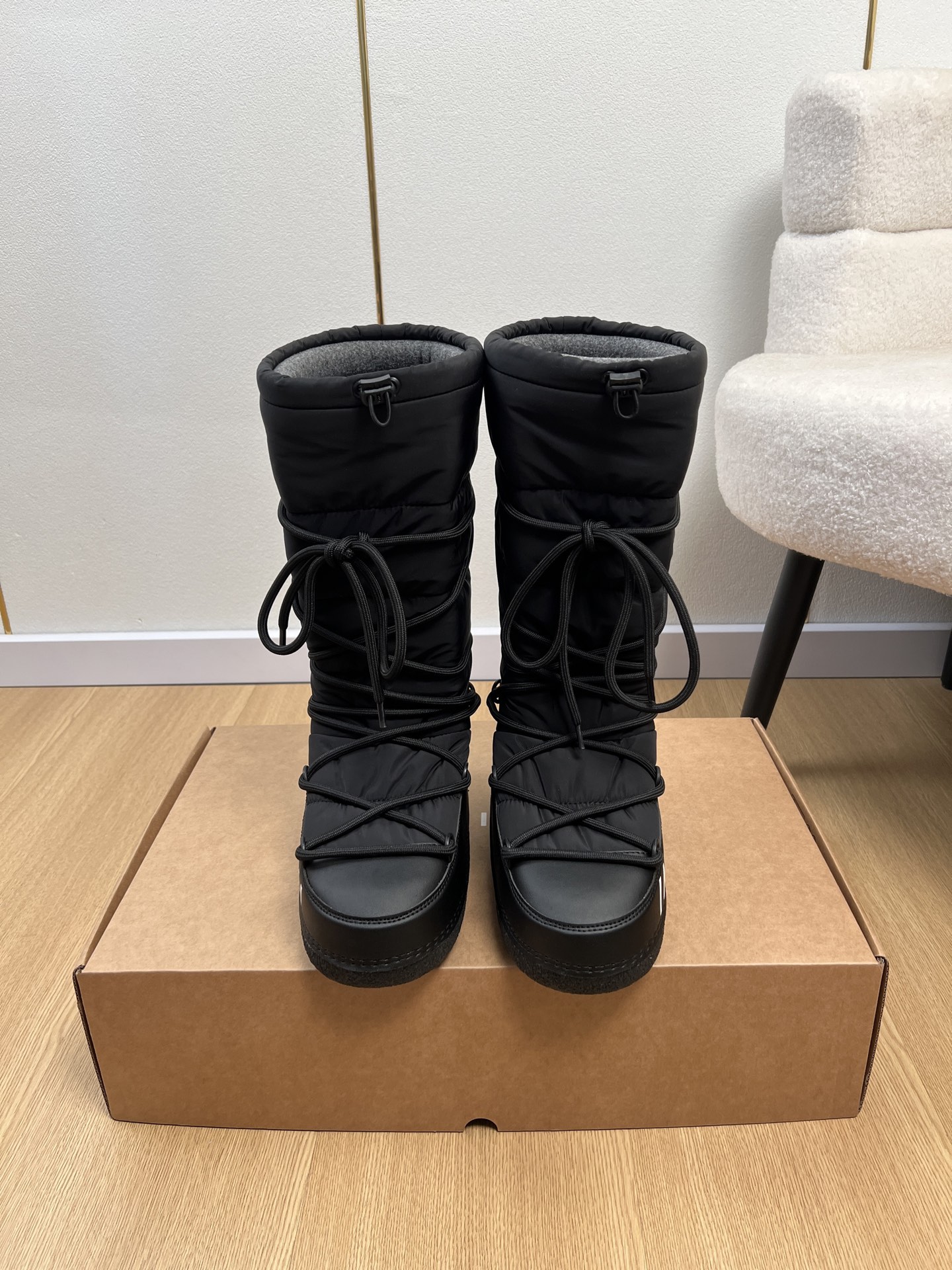 NO:631053,INUIKII The cold beauty from Switzerland inuikii waterproof down snow boots | 2025 2025 autumn and winter new products Counter new ski boots Snow boots high boots series Nordic popular items, ins bloggers crazy show full shoes are made of imported cowhide + waterproof down integrated material to improve warmth and waterproofness, suitable for any scene to match to open a new era of snow boots to reduce age, ugly and cute classic urban functional boots to modify the foot shape, highly warm and non-slip outsole, standard for winter styling  Love at first sight Xiaohongshu highly recommends snow boots, the favorite of Internet celebrity girls. The elf in the snow combines urban functions with outdoor performance. The uppers are imported waterproof, glossy and soft, and the soft fabric not only increases comfort but also has a warming effect!  Upper imported waterproof silk lining warm velvet outsole original molded non-slip wear-resistant rubber sole code number 35-41 (40.41 customized non-returnable), snow boots, boots, down jacket, cowhide19860909INUIKII 来自瑞士的寒冷之美 inuikii防水羽绒雪地靴 | 2025  2025秋冬新品 专柜新款滑雪靴 雪地靴高靴系列 北欧爆单品,ins博主疯狂大秀全鞋采用进口牛皮+防水羽绒一体材质提高保暖性及防水性适合任意场景搭配打开雪地靴新纪元减龄,丑萌又可爱经典城市机能靴修饰脚型高度保暖防滑大底冬季造型标配 一见钟情 小红书力推款雪地靴靴,网红小姐姐的最爱雪地里的精灵城市机能与户外性能兼并,鞋面采用进口防水、光泽细腻,柔软的面料不仅增加舒适度且兼具保暖效果！ 鞋面 进口防水绸 内里 保暖绒 大底 原版开模防滑耐磨橡胶底 码数 35-41（40.41定制不退换）,雪地靴,boots,down jacket,cowhide,Women's Shoes