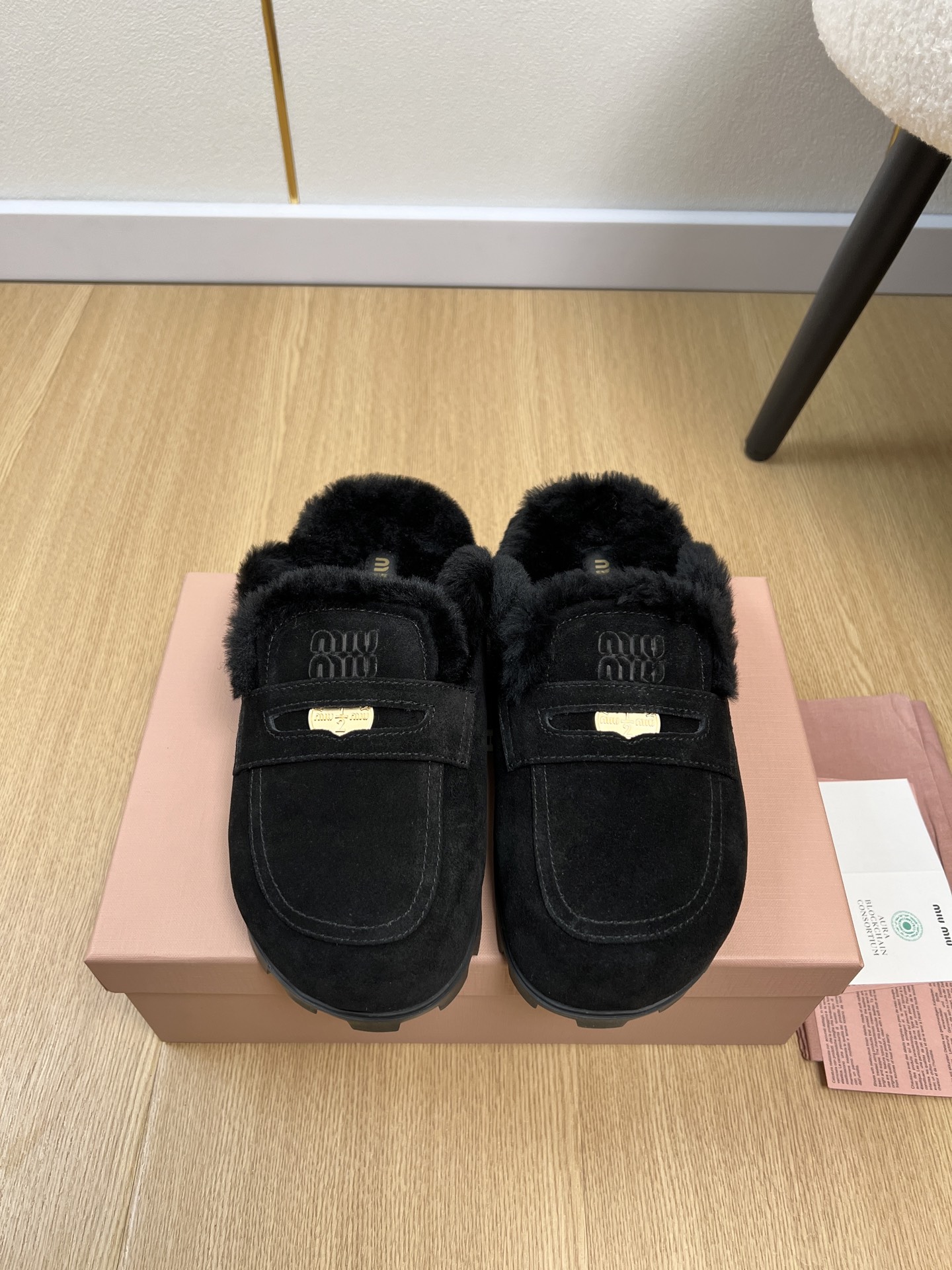 NO:631049,MiuMiu Miu Miu | 2025 Miu's 2025 autumn and winter new products. The counter's latest popular money coin fur half-slip series. Fashionable, simple and high-end, casually matched. Very light and comfortable on the feet. This year's main model is fashionable, simple and advanced, casually matched. Very comfortable on the feet, a must-have for the year!  Original purchase, development and production. Miu's latest hot model. Avant-garde and bold design. The Miu logo style is integrated into the simple lines of this leather sneaker. The unique logo is decorated on the tongue and back, embellished with retro design. The upper is imported nubuck leather. The lining is imported wool. The outsole is the original molded rubber outsole. The thickness of the shoe is 1.5cm. The size is 35-41 (customized at 40.41). The packaging is original packaging, semi-slip fur shoes, miumiu, sneakers.19860909MiuMiu缪缪 | 2025 miu家2025秋冬新品 专柜最新爆款金钱币毛毛半拖系列 时尚 简约高级 随意搭配 上脚非常轻便舒适 今年主推款 时尚 简约高级 随意搭配 上脚非常舒适,年度必入款！原版购入开发 做货 miu家最新爆款 前卫大胆的设计 Miu logo 风格融于此款皮革运动鞋的简约线条.别致徽标饰于鞋舌与背面,点缀复古设计. 鞋面进口牛磨砂皮 内里进口羊毛 大底原版开模橡胶大底 鞋厚1.5cm 码数35-41（40.41定制） 包装原版包装,半拖毛毛鞋,miumiu,sneakers,Women's Shoes