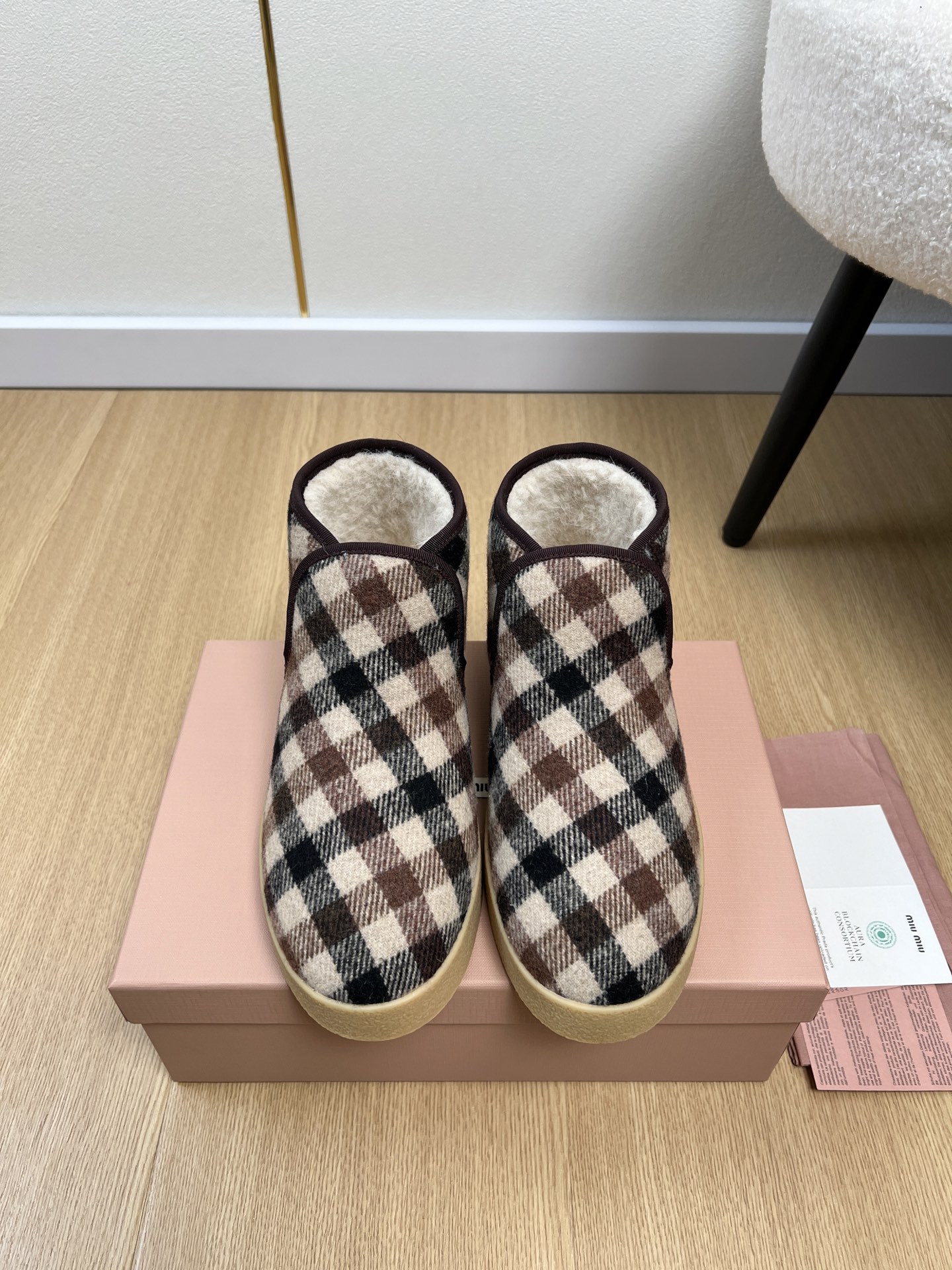 NO:631061,High version MiuMiu Miu Miu | Miu's new autumn and winter products. The latest hot-selling straight-hair short boots series in the counter. Fashionable, simple and high-end, casually matched. Very light and comfortable on the feet. This year's main recommendation is fashionable, simple and advanced, casually matched. Very comfortable on the feet, a must-have for the year!  Original purchase, development and production. Miu's latest hot model. Avant-garde and bold design. The Miu logo style is integrated into the simple lines of this leather sneaker. The unique logo is decorated on the side of the shoe, embellished with retro design. The upper is made of high-mercerized smooth cowhide/wool felt. The lining is imported straight wool. The original open-molded outsole. The thickness of the shoe is 3.5cm. The size is 35-41 (customized at 40.41). Original packaging.  Fabric cowhide 320,snow boots,miumiu,boots,sneakers19860909高版本 MiuMiu缪缪 | miu家秋冬新品 专柜最新爆款直毛矮靴系列 时尚 简约高级 随意搭配 上脚非常轻便舒适 今年主推款 时尚 简约高级 随意搭配 上脚非常舒适,年度必入款！原版购入开发 做货 miu家最新爆款 前卫大胆的设计 Miu logo 风格融于此款皮革运动鞋的简约线条.别致徽标饰于鞋侧面,点缀复古设计. 鞋面高丝光牛猄/羊毛毡布 内里进口直毛 大底原版开模大底 鞋厚3.5cm 码数35-41（40.41定制） 包装原版包装 布面牛猄320,雪地靴,miumiu,boots,sneakers,Women's Shoes