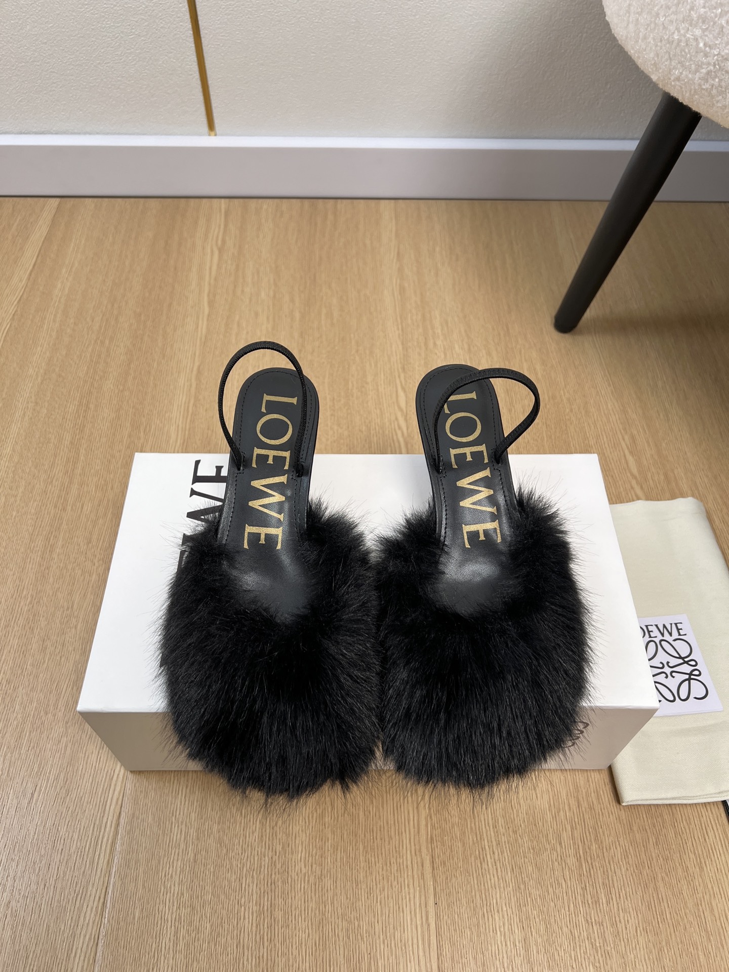NO:646898,LOEVE | 2026 2026 Early Spring New Products The latest hot-selling furry high-heeled sandals series in the counter. A slipper that Xiaohongshu strongly recommends. Super cute. A must-have style that fashionistas must not miss. There is no complicated decoration. It has an excellent vintage feel. Purity and minimalism are neat and poetic. Super versatile. Upper. Original imported specific fox fur. Lining. Sheepskin outsole. Original open-molded leather outsole.  Heel height 5cm/9cm, size 35-42 (40.41.42 customized), high heels sandals, loewe, loewe, sandals, high heels, slippers, sheepskin, Leather soles19860909LOEVE 罗意威 | 2026  2026早春新品 专柜最新爆款毛毛高跟凉鞋系列 小红书力推爆款的一款拖鞋 超级可爱 时髦精绝对不能错过的必入款,没有任何繁杂装饰,质感极好的vintage感,纯粹和极简做得利落又诗意 超级百搭款 鞋面 原版进口特定狐狸毛 内里 羊皮 大底 原版开模真皮大底  跟高 5cm/9cm 码数 35-42（40.41.42定制）,高跟鞋凉鞋,loewe,loewe,sandals,high heels,slippers,sheepskin,Leather soles,Women's Shoes