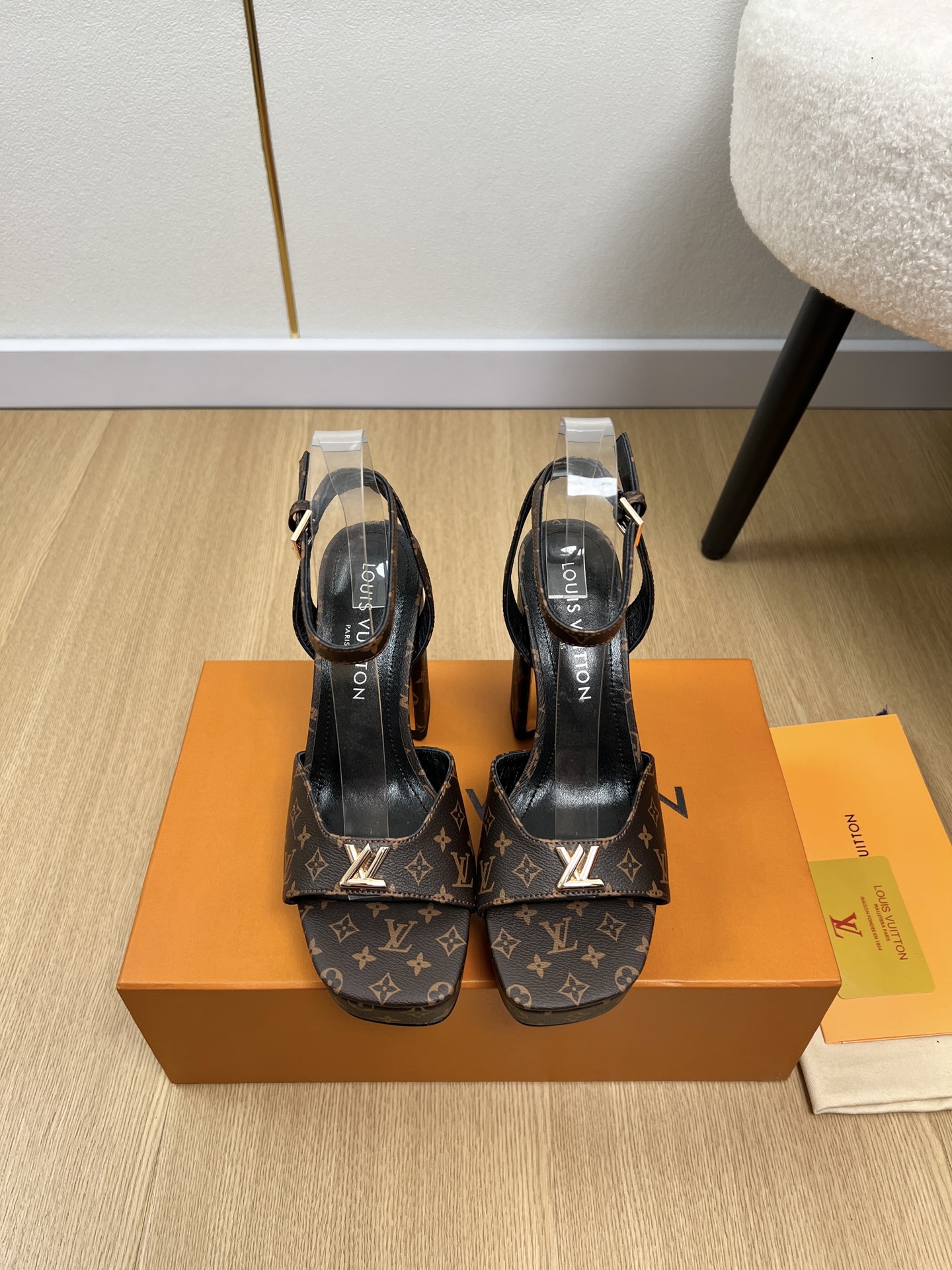 NO:646903,High version Louis Vuitton Louis Vuitton | 2026 L's 2026 early spring new products counter's latest V-shaped hollow square heel high heel waterproof platform back hollow sandals series  It is easy to wear any clothing on your feet. The design is simple and the diversified basic models are not seemingly simple, but in fact add many tedious and necessary details. It is a very cute outfit whether at home or out. [Seduce] Thick sole, full toe, wide design, very comfortable, both sporty and casual business& Upper Customized calfskin/cow patent leather/Presbyopia/velvet Lining Imported sheepskin outsole Original Italian leather outsole Heel height 11cm Front platform 2.5cm  Size 34-41 (34.40.41 customization is non-refundable), high heels and sandals, louis vuitton, louis vuitton, louis vuitton, sandals, high heels, cowhide, sheepskin, Leather soles19860909高版本 Louis Vuitton 路易威登 | 2026 L家2026早春新品 专柜最新V型镂空方跟高跟防水台后空凉鞋系列 上脚轻松驾驭任何服饰.设计简约、选择多样化的基础款,而非看似简单,实则添加许多繁琐必要的细节.无论是居家还是外出都是非常可爱的穿搭[勾引]厚底,鞋头饱满,宽版设计,非常非常舒适,既运动,又可以休闲商务& 鞋面 定制小牛皮/牛漆皮/老花/丝绒 内里 进口羊皮 大底 原版意大利真皮大底 跟高 11cm前水台2.5cm 码数 34-41（34.40.41定制不退换）,高跟鞋凉鞋,louis vuitton,louis vuitton,louis vuitton,sandals,high heels,cowhide,sheepskin,Leather soles,Women's Shoes