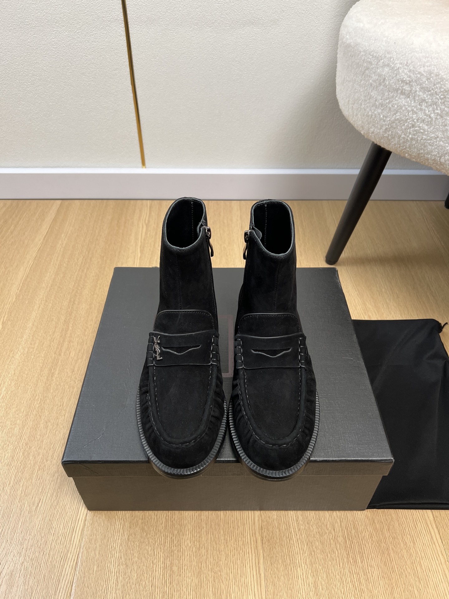 NO:646893,High version SAINT LAURENT | 2026 YSL home 2026 early spring new product counter new popular classic Chelsea short boots Loaf small leather shoes series Xiaohongshu strongly recommends the popular Loaf small leather shoes, no matter spring, summer or autumn and winter, a pair of white shoes can instantly light up the whole body. The matching small logo is very exquisite and low-key, the leather is soft and does not rub the feet, and the bare feet if you choose the correct size are slightly loose  The socks fit just right, they are perfect, and they are very comfortable on the feet. They feel great on the feet, and whether you pair them with jeans, a small suit, or a skirt, they can be matched naturally. Upper cowhide/eel grain cowhide/sheep leather. Lining sheepskin. Outsole. Genuine leather outsole imported from Italy. Heel height 2cm. Size 35-42 (40.41.42 customized). Boots, saint laurent, saint laurent, saint laurent, louis  vuitton,loafers,boots,skirts,jeans,cowhide,sheepskin,sheep,Leather soles,socks19860909高版本SAINT LAURENT 圣罗兰 | 2026 YSL家2026早春新品专柜新款爆款经典切尔西短靴乐福小皮鞋系列 小红书力推爆款乐福小皮鞋不管春夏还是秋冬,一双白鞋就可瞬间点亮全身的搭配小logo非常精致又低调,皮质柔软不磨脚,正码选的光脚穿略松 穿上袜子刚刚好简直完美到爆、而且上脚效果非常舒服,脚感很棒,而且无论你搭配牛仔裤,小西服,裙子,都能搭配自然 鞋面牛皮/鳗鱼纹牛皮/羊猄 内里羊皮 大底意大利进口真皮大底 跟高2cm 码数35-42（40.41.42定制）,靴子,saint laurent,saint laurent,saint laurent,louis vuitton,loafers,boots,skirts,jeans,cowhide,sheepskin,sheep,Leather soles,socks,Women's Shoes