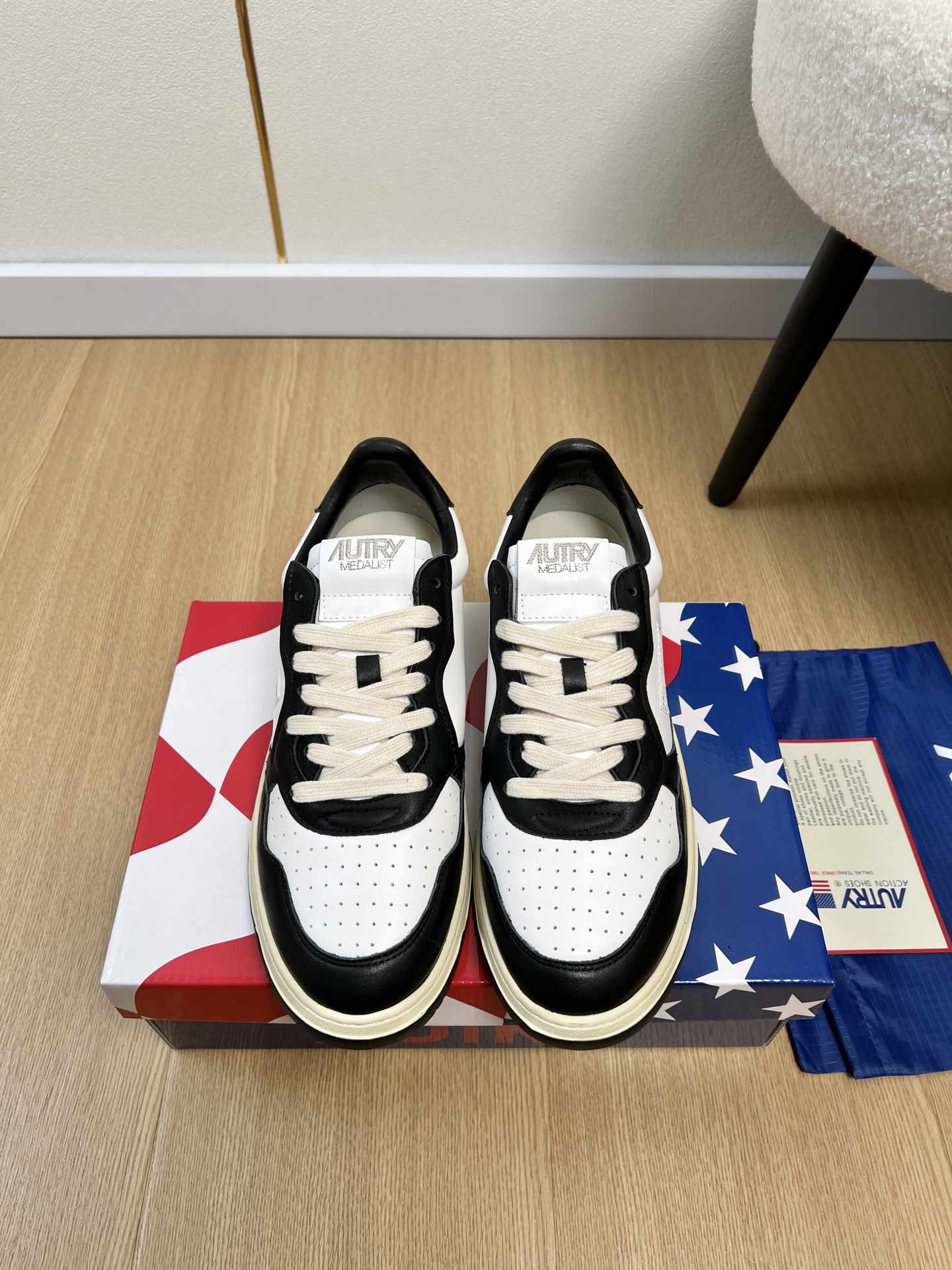 NO:646887,High version letter couple style AUTRY·Autry | 2026 2026 early spring new products counter new German niche trendy brand Medalist series letter white shoes skate shoes casual sports shoes series AUTRY has a unique American retro style, with a solid leather shoe body and a versatile appearance with a retro atmosphere, paired with the brand's classic American flag logo. It has won the love of many fashion celebrities. BLACKPINKRose often wears AUTRY shoes in private outfits, which are neat and stylish.  Upper imported first-layer cowhide lining imported towel lining outsole original molded rubber outsole sole thickness 3.5cm size female 35-40 male 39-45 (female 40 male 45 customized) price female style male style, casual shoes/sports shoes, sneakers, cowhide19860909高版本字母情侣款 AUTRY·奥特里 | 2026 2026早春新品 专柜新款德国小众潮牌Medalist系列字母小白鞋滑板鞋休闲运动鞋系列 AUTRY富有独特美式复古风格,以扎实的皮革鞋身与复古氛围的百搭外型,配搭品牌经典的美国国旗标志,获得许多时尚名人的喜爱,BLACKPINKRose更经常于私下穿搭中穿戴AUTRY鞋款,利落有型. 鞋面 进口头层牛皮 内里 进口毛巾里 大底 原版开模橡胶大底 底厚 3.5cm 码数 女35-40男39-45（女40男45定制） 价格 女款 男款,休闲鞋/运动鞋,sneakers,cowhide,Women's Shoes