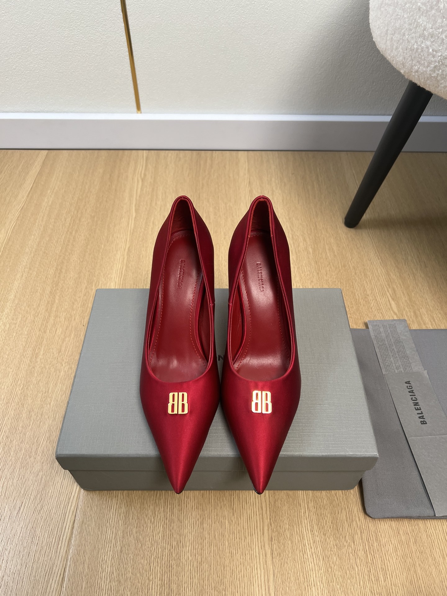 NO:651922,BALENCIAGA Balenciaga | 2026 B's 2026 early spring new products. The latest popular point-toe single shoes and empty back sandals series in the counter. Love at first sight. Xiaohongshu highly recommends this model. It looks good no matter how you match it. It is a must-have for fashion. Women love simplicity and irresistibility. The combination shows a unique dressing style and free mix and match. Original custom cowhide/silk upper. Imported sheepskin lining. Outsole. Imported Italian leather outsole. Heel height 8.5cm.  Size 34-41 (34.40.41 customized) Sandals single shoes, high heels sandals, balenciaga, balenciaga, sandals, high heels, cowhide, sheepskin, real silk, Leather soles19860909BALENCIAGA巴黎世家 | 2026 B家2026早春新品 专柜最新爆款尖头单鞋后空凉鞋系列 一见钟情 小红书力推款,怎么搭配都好看,时髦精必备,女士钟爱简约又难以抗拒系/搭配展现与众不同的穿搭风格、自由混搭闪耀到位 鞋面原版定制牛皮/真丝 内里进口羊皮 大底意大利进口真皮大底 跟高8.5cm 码数34-41（34.40.41定制） 凉鞋 单鞋,高跟鞋凉鞋,balenciaga,balenciaga,sandals,high heels,cowhide,sheepskin,real silk,Leather soles,Women's Shoes