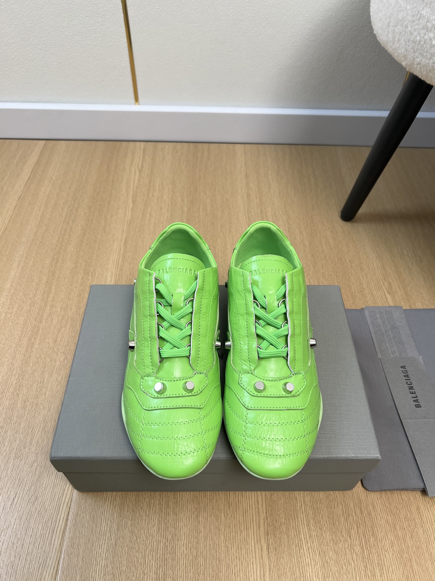 NO:651913,Couple style BALENCIAGA Balenciaga | 2026 B family 2026 early spring new products. The latest retro rivet sneakers series in the counter. Love at first sight. Xiaohongshu strongly recommends this style. It is a popular model for celebrities and Internet celebrities. It is full of relaxation, elegant, high-end and cute. The rhombus soft calfskin combination and classic rivet buckle are full of retro feel and are the most versatile colors. A must-have casual shoe for girls this year. Sole design  Super soft and comfortable, looks great with any combination, a must-have for fashion, women love simple yet irresistible styles/matching to show a unique style, free to mix and match to shine. The upper is original and customized waxed cowhide. The lining is high-density breathable mesh. The outsole is an original molded outsole. The heel is high and flat. Size: female 35-41 male 39-45 (female 40.41 male 39.45 customized) female  Men's, casual shoes/sports shoes, balenciaga, balenciaga, sneakers, cowhide19860909情侣款 BALENCIAGA巴黎世家 | 2026 B家2026早春新品 专柜最新复古柳钉运动鞋系列 一见钟情 小红书力推款, 众明星网红潮人大秀款 松驰感满满 秀气高级又可爱 菱格纹柔软小牛皮配搭和经典柳钉扣满满的复古感又是最最百搭配色 今年女孩必入的一款休闲鞋 鞋底设计 超级柔软舒适怎么搭配都好看,时髦精必备,女士钟爱简约又难以抗拒系/搭配展现与众不同的穿搭风格、自由混搭闪耀到位 鞋面原版定制油蜡牛皮 内里高密度透气网里 大底原版开模大底 跟高平底 码数女35-41男39-45（女40.41男39.45定制） 女 男款,休闲鞋/运动鞋,balenciaga,balenciaga,sneakers,cowhide,Women's Shoes