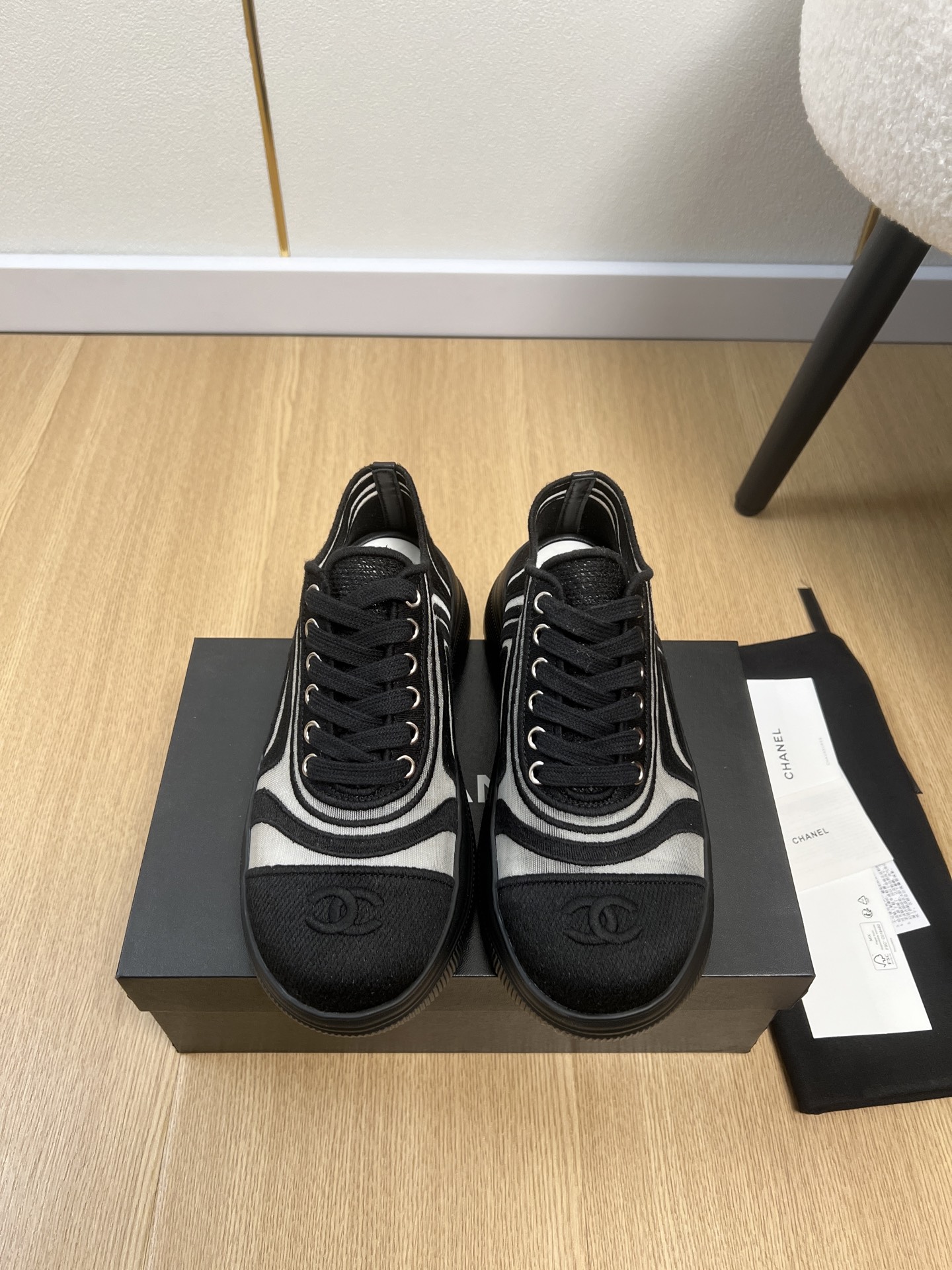 NO:680323,CHANEL Chanel | 2026 Xiaoxiang 2026 early spring new products, counter new catwalk style double C mesh single shoe series, love at first sight Xiaohongshu highly recommends sandals and slippers, they look good no matter how you match them, a must-have for fashion, Ms. Xiaoxiang loves simple and irresistible styles/matching to show a unique style, free mix and match to shine and follow the fashionable pace of Grandma Xiang!  !  !  Enlarge the exquisite details to see the original molded hardware buckle. The top version is made at purchasing level and benefits for small people. Thick sole, increased height, super slimming. This year's must-have fashion item for little fairies [celebration]. Upper, original imported mesh embroidery, lining, imported sheepskin outsole, original molded rubber foam outsole, bottom height 4.5cm.  35-41 (40.41 customization is non-refundable), casual shoes/sports shoes, chanel, chanel, sneakers, slippers, sheepskin19860909CHANEL香奈儿 | 2026  小香2026早春新品 专柜新款走秀款双C网面单鞋系列 一见钟情 小红书力推款凉拖鞋,怎么搭配都好看,时髦精必备,小香女士钟爱简约又难以抗拒系/搭配展现与众不同的穿搭风格、自由混搭闪耀到位跟紧香奶奶时尚步伐！！！精致细节放大看原版开模五金扣 顶级版本代购级别打造&小个子的福利 厚底 增高 超级显瘦 今年小仙女♀必备时尚单品[庆祝] 鞋面 原版进口网面刺绣 内里 进口羊皮 大底 原版开模橡胶发泡大底 底高 4.5cm 码数 35-41（40.41定制不退换）,休闲鞋/运动鞋,chanel,chanel,sneakers,slippers,sheepskin,Women's Shoes