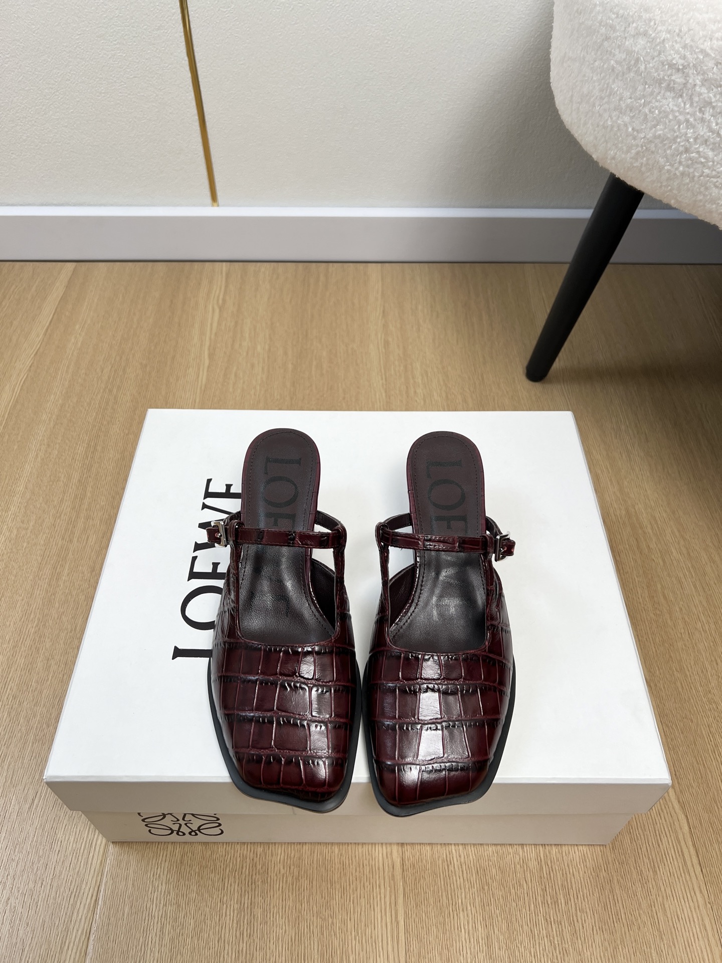 NO:680437,LOEVE Loewe | 2026 2026 Early Spring New Products The latest popular Mary Jane slippers series in the counter. This Loewe shoe's craftsmanship and ingenuity attitude collide, and natural materials and craftsmanship sparkle!  Full marks for handsomeness!  I really fell in love with it at first sight!  The unique design not only adds a sense of fashion, but also makes the overall outfit a bit more handsome. Wear it and you will be synonymous with retro British style!  High-quality leather and exquisite craftsmanship allow you to enjoy fashion while also feeling the peace of mind brought by quality. Suitable for various occasions, a versatile artifact!  Whether casual or formal, you can easily control the cool girl essentials and show your unique temperament!  Upper Customized cowhide Lining Imported sheepskin Outsole Imported leather outsole Bottom thickness 5cm Size number 35-41 (40.41 customized), half drag, loewe, loewe, mary jane, slippers, cowhide, sheepskin, Leather soles19860909LOEVE罗意威 | 2026  2026早春新品 专柜最新爆款玛丽珍拖鞋系列 这款罗意w鞋手工艺与匠心态度碰撞,天然材料与工艺擦出火花！帅气满分！真的是让我一眼就爱上了！独特的设计,不仅增添了时尚感,更让整体穿搭多了几分帅气.穿上它,你就是复古英伦风的代名词！高品质的皮革,搭配精湛的工艺,让你在享受时尚的同时,也能感受到品质带来的安心.适合各种场合,百搭神器！无论是体闲还是正式,都能轻松驾驭酷girl必备,展现独特气质！ 鞋面 定制牛皮 内里 进口羊皮 大底 进口真皮大底  底厚 5cm 码数 35-41（40.41定制）,半拖,loewe,loewe,mary jane,slippers,cowhide,sheepskin,Leather soles,Women's Shoes