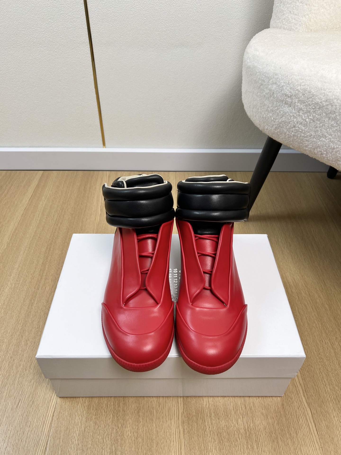 NO:680435,High version Maison Margiela *Margiela | 2026 2026 early spring new products counter new Velcro mid-top moral training sneaker series ~ MM6 Margiela classic Forrest Gump retro casual sneakers, a classic and timeless style that can be worn in all seasons!  Casual and casual, the contrasting color splicing of multiple materials doubles the sense of fashion, and the shoelaces and soles echo each other, making it look good and versatile for daily use!  Wear it casually and look classy!  It can be easily matched with various styles!  Upper Original customized cowhide/black frosted/Grete/customized cloth Lining Original silk cowhide Feet Original silk cowhide Outsole Original open-molded beef tendon rubber outsole Size Men's 39-46 (Male 45.46 customized) (Another 47.48.49.50 customized 50) Two-color sole, boots, masion margiela, masion margiela, boots, sneakers, cowhide19860909高版本Maison Margiela *马吉拉 | 2026 2026早春新品 专柜新款魔术贴中帮德训运动鞋系列～ MM6马吉经典阿甘复古休闲运动鞋 四季可穿搭经典不过时的款！休闲又随意,多种材质撞色的拼接,时髦感倍增,鞋带鞋底互相呼应,日常好看又百搭！随便穿搭就可以很高级！搭配各种风格都可轻松驾驭！ 鞋面 原版定制牛皮/黑磨砂/格力特/定制布 内里 原版丝绸牛皮 垫脚 原版丝绸牛皮 大底 原版开模牛筋橡胶大底 码数 男款39-46（男45.46定制）（另47.48.49.50 定制50）  双色底,靴子,masion margiela,masion margiela,boots,sneakers,cowhide,Women's Shoes