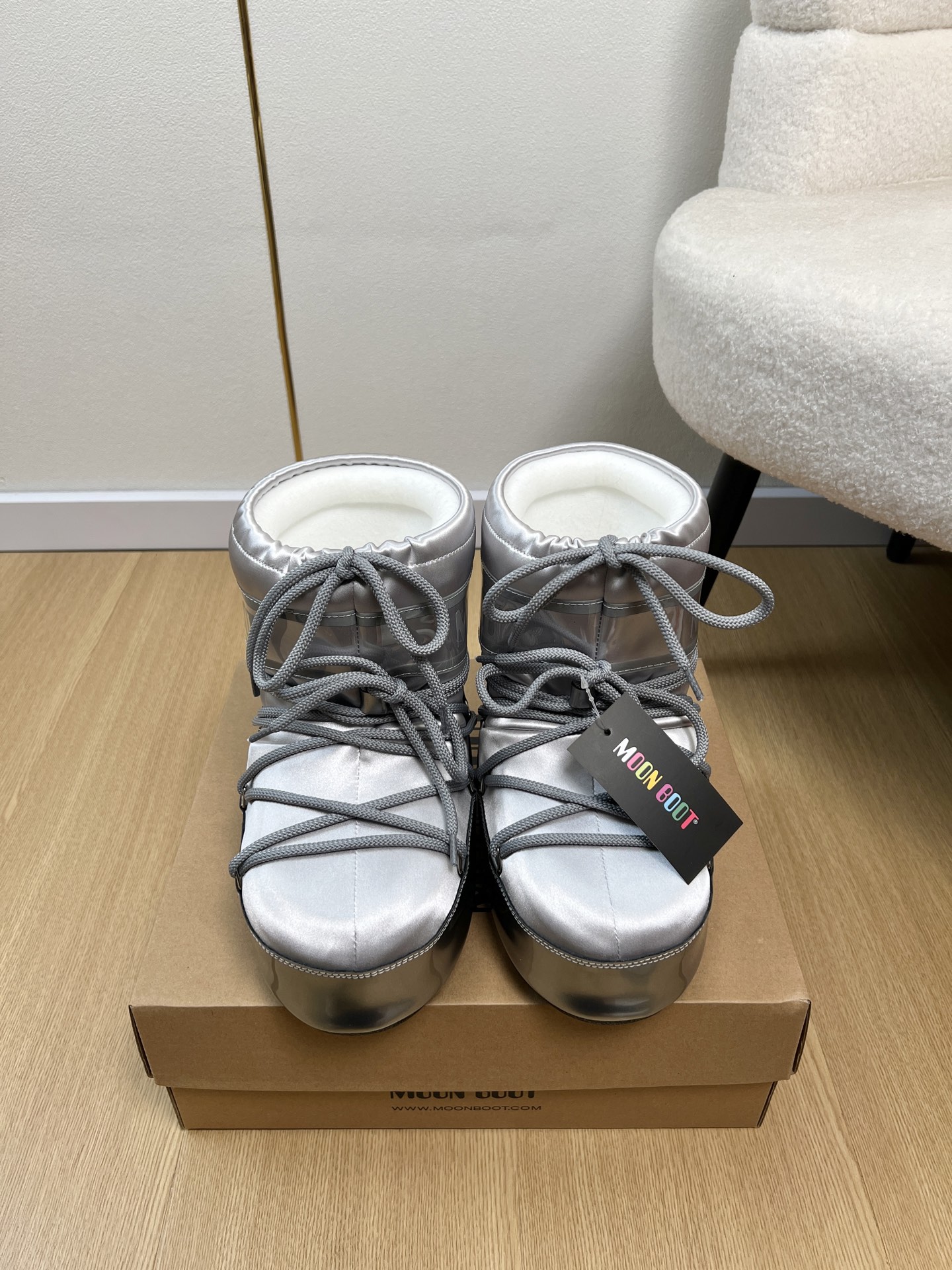 NO:692937,Moon Boot Moon Boots | New Products for Autumn and Winter. The new hot-selling ski boots and snow boots series in the counter. Love at first sight. Little Red Book strongly recommends snow boots. The ugly and cute snow boots that were shown by thousands of people have become popular again. Regardless of men and women, they look huge and actually look slim when paired with yoga pants!  Sisters who want to go to the north can hurry up. Playing in the snow is a must-have to go crazy. The favorite elf in the snow of Internet celebrities combines urban functions with outdoor performance. The upper is imported waterproof, has a delicate luster, and the soft fabric not only increases comfort but also has a warming effect!  Upper Imported cowhide + waterproof cloth/wool + cowhide Lining Eco-friendly silk floss liner Outsole Original molded non-slip and wear-resistant outsole Outsole 4cm higher inside Size 35-40 (34.41 customized, non-returnable) Short boots High boots 320 Wool 40, snow boots, boots, cowhide19860909Moon Boot月亮靴 |  秋冬新品 专柜新款爆款滑雪靴雪地靴系列 一见钟情 小红书力推款雪地靴,万人大秀的丑萌雪地靴重新翻红不分男女不分左右看着巨无霸巨实际配瑜伽裤巨显瘦！想要去北方的姐妹可以冲了,玩雪必备彻底杀疯.网红小姐姐的最爱雪地里的精灵城市机能与户外性能兼并,鞋面采用进口防水、光泽细腻,柔软的面料不仅增加舒适度且兼具保暖效果！ 鞋面 进口牛皮+防水布/羊毛+牛猄 内里 环保丝绵内胆 大底 原版开模防滑耐磨大底 大底 内增高4cm 码数 35-40（34.41定制不退换） 短靴 高靴320  羊毛40,雪地靴,boots,cowhide,Women's Shoes