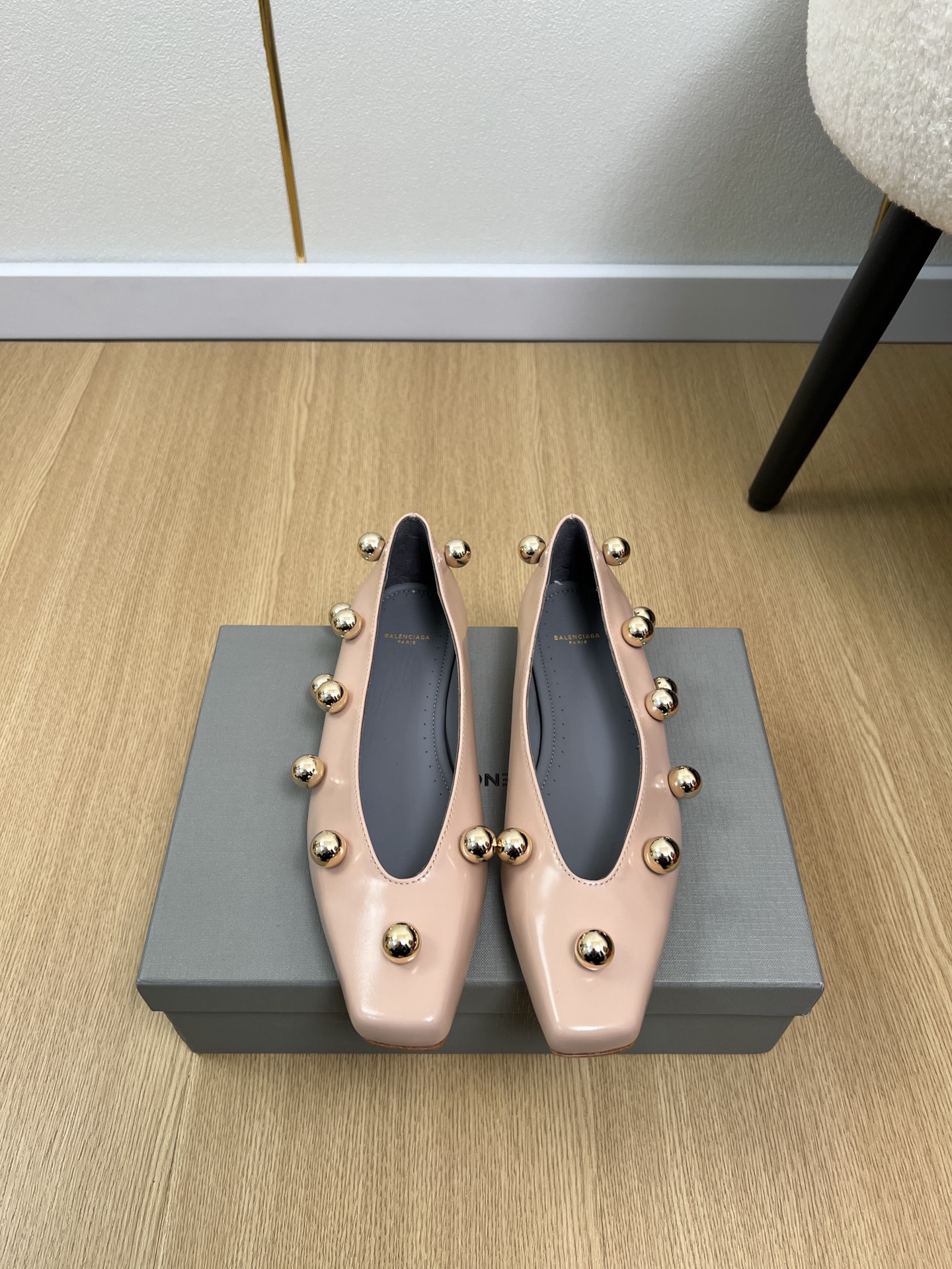 NO:692935,BALENCIAGA Balenciaga | 2026 B's 2026 spring and summer new products. The latest popular small square toe round bead single shoe series in the counter. Love at first sight. Xiaohongshu strongly recommends this style. It looks good no matter how you match it. It is a must-have for fashion. Women love simplicity and irresistibility. The combination shows a unique dressing style and free mix and match. Original custom open edge beaded cowhide for the upper. Imported sheepskin lining. Outsole. Imported Italian leather outsole. High flat heel.  Size 34-41 (34.40.41 customized), single shoes, balenciaga, balenciaga, cowhide, sheepskin, Leather soles19860909BALENCIAGA巴黎世家 | 2026 B家2026春夏新品 专柜最新爆款小方头圆珠单鞋系列 一见钟情 小红书力推款,怎么搭配都好看,时髦精必备,女士钟爱简约又难以抗拒系/搭配展现与众不同的穿搭风格、自由混搭闪耀到位 鞋面原版定制开边珠牛皮 内里进口羊皮 大底意大利进口真皮大底 跟高平底 码数34-41（34.40.41定制）,单鞋,balenciaga,balenciaga,cowhide,sheepskin,Leather soles,Women's Shoes