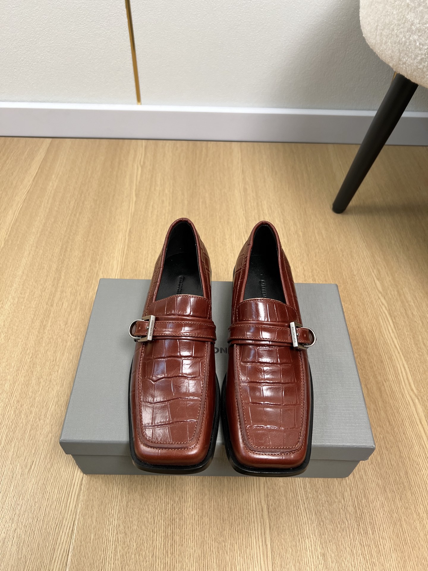 NO:692930,BALENCIAGA Balenciaga | 2026 B's 2026 early spring new products. The latest popular square-toe loafers in the counter. Love at first sight. Xiaohongshu recommends this model. It looks good no matter how you match it. It is a must-have for fashion. Women love simplicity and irresistibility. The combination shows a unique dressing style and free mix and match. Original custom embossed cowhide on the upper. Imported sheepskin lining. Outsole. Imported Italian leather outsole. Heel height 3cm.  Size 34-41 (34.40.41 customized), loafers, balenciaga, balenciaga, loafers, cowhide, sheepskin, Leather soles19860909BALENCIAGA巴黎世家 | 2026 B家2026早春新品 专柜最新爆款方头乐福鞋单鞋系列 一见钟情 小红书力推款,怎么搭配都好看,时髦精必备,女士钟爱简约又难以抗拒系/搭配展现与众不同的穿搭风格、自由混搭闪耀到位 鞋面原版定制压纹牛皮 内里进口羊皮 大底意大利进口真皮大底 跟高3cm 码数34-41（34.40.41定制）,乐福鞋,balenciaga,balenciaga,loafers,cowhide,sheepskin,Leather soles,Women's Shoes