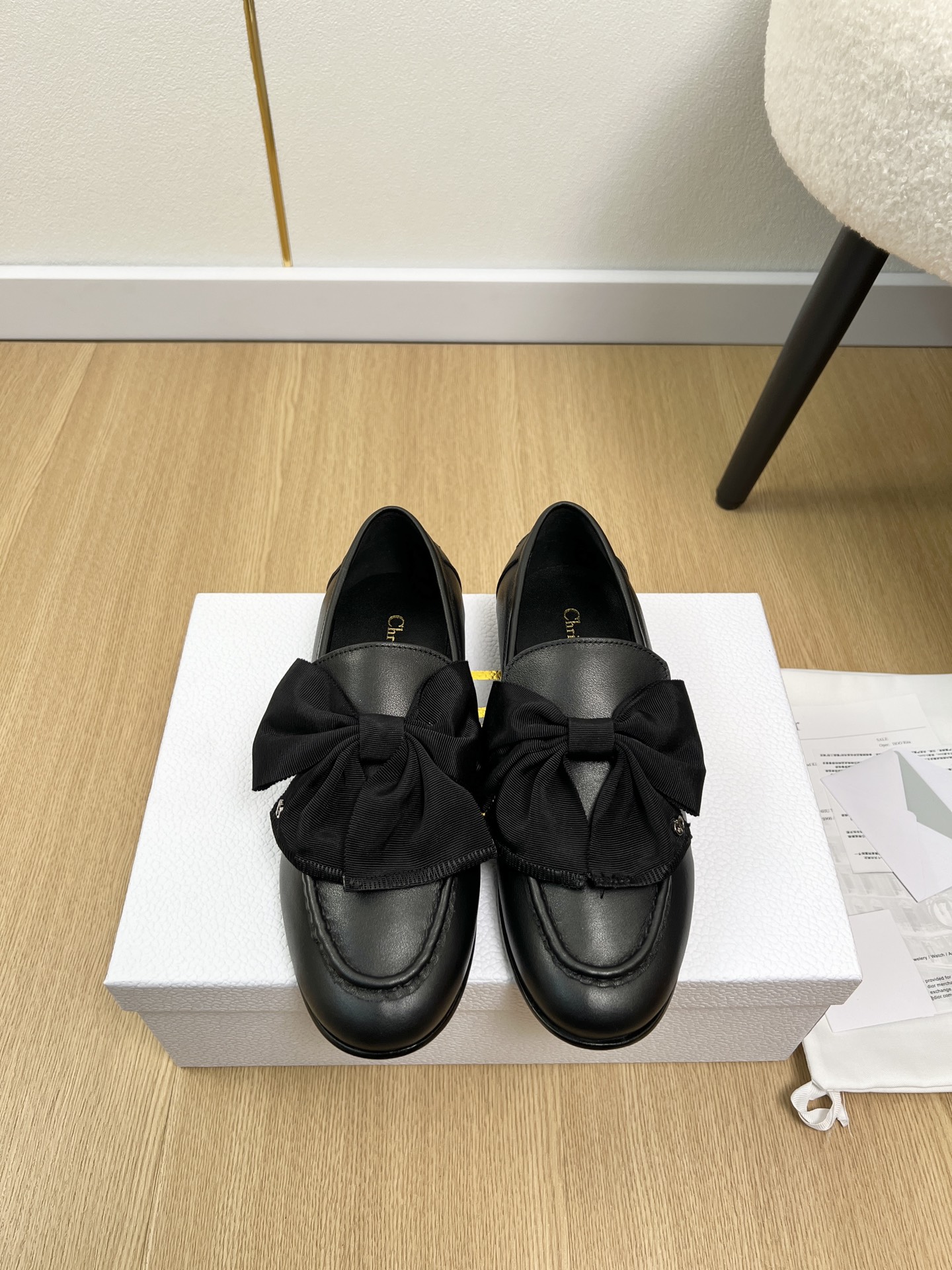 NO:692932,Dior Dior | 2026 D Home 2026 Spring and Summer New Products The latest hot-selling slip-on bow loafer series in the counter. Original purchase, development and production. These Dior loafers are carefully made of black glossy cow leather. The letter plate on the front is decorated with a gold tone Christian Dior Paris logo. Paired with a leather injection molded outsole, it can add a classic style to various casual looks. The upper is original cowhide/cow patent leather, and the lining is sheepskin. The outsole is an injection molded leather outsole imported from Italy.  Heel height 1cm, size 35-41 (40.41 customized), loafers, dior, dior, dior, loafers, cowhide, sheepskin, Leather soles19860909Dior迪奥 | 2026 D家2026春夏新品 专柜最新爆款一脚蹬蝴蝶结乐福鞋系列 原版购入开发做货这款迪奥乐福鞋采用黑色光面牛皮革精心制作,正面字母标牌饰以金色调Christian Dior Paris标志.搭配真皮注塑大底可为各式休闲造型增添经典风格. 鞋面原版牛皮/牛漆皮 内里羊皮 大底意大利进口注塑真皮大底 跟高1cm 码数35-41（40.41定制）,乐福鞋,dior,dior,dior,loafers,cowhide,sheepskin,Leather soles,Women's Shoes