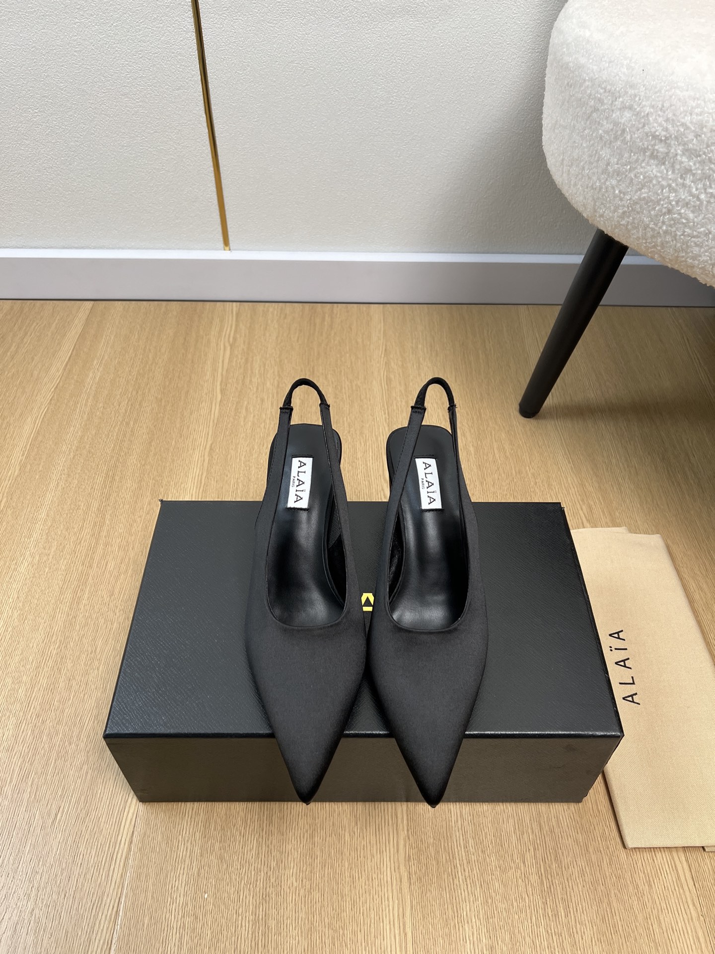 NO:692925,ALAIA | ALAIA | 2026 2026 new spring and summer products. The counter's popular point-toe back empty sandals. The irresistible sandals ALAIA highlight the beauty of the female figure and convey the power of women. The simple and elegant sculptural design, the artistic pursuit of details, the progressive modern aesthetics and the meticulous craftsmanship spirit. Benchmarking and versioning. Original custom-made imported silk upper, sheepskin lining, original custom-made injection molded leather outsole.  Heel height 7cm, size 35-42 (40.41.42 customized), high heels sandals, alaia, sandals, high heels, sheepskin, real silk, Leather soles19860909ALAIA |阿莱亚 | 2026 2026春夏新品 专柜主打爆款尖头后空凉鞋  拒绝不了的凉鞋阿莱亚彰显女性身形之美、传递女性力量,简约优雅的雕塑感设计,对细节的艺术追求,与求俱进的现代审美和一丝不苟的匠艺精神 对标对版 鞋面原版定制进口真丝 内里羊皮 大底原版定制注塑真皮大底 跟高7cm 码数35-42（40.41.42定制）,高跟鞋凉鞋,alaia,sandals,high heels,sheepskin,real silk,Leather soles,Women's Shoes