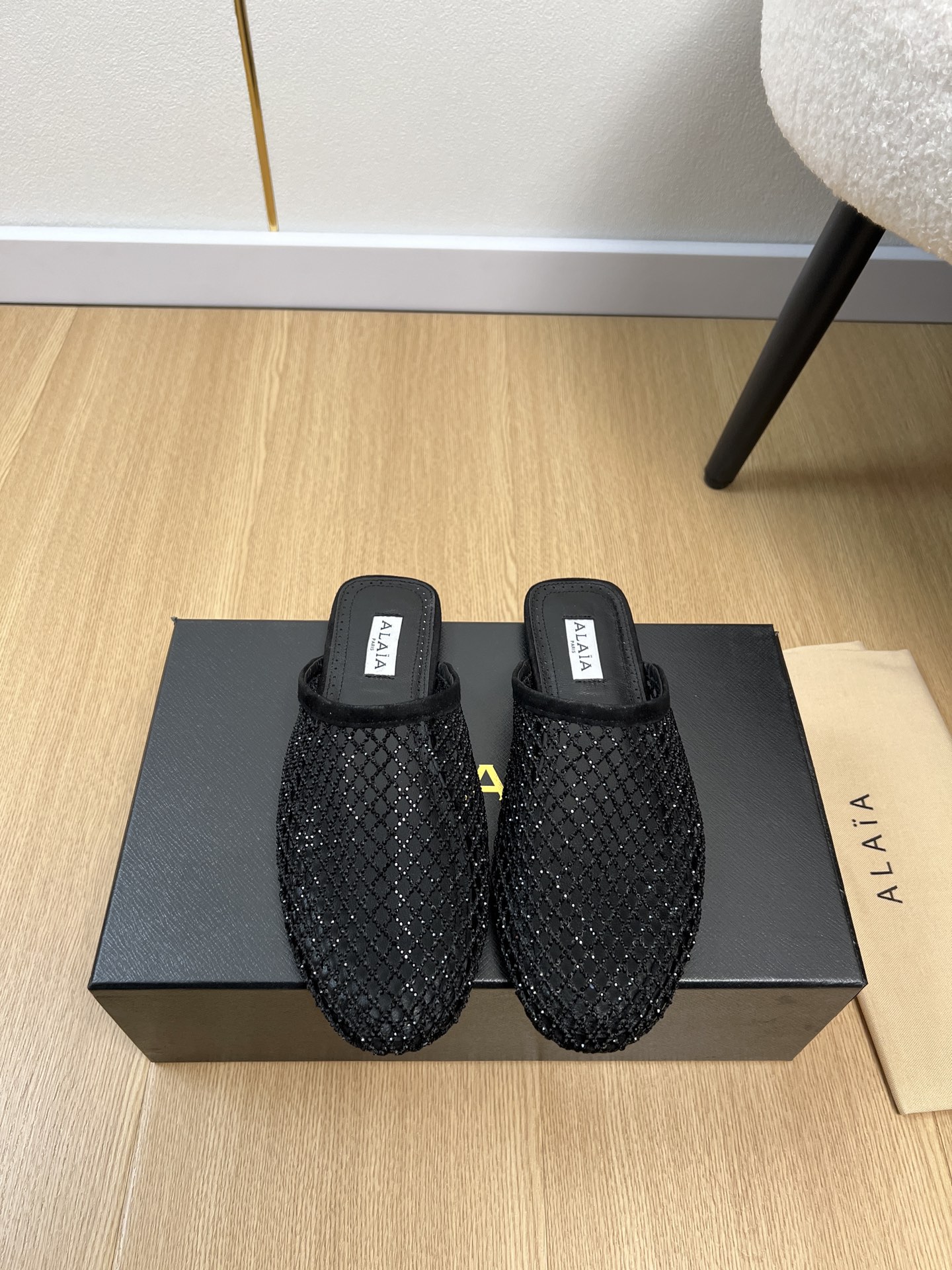 NO:692922,ALAIA | ALAIA | 2026 2026 new spring and summer products. The counter's main hot-selling mesh half-slippers with rhinestones. The irresistible sandals ALAIA highlight the beauty of the female figure and convey the power of women. The simple and elegant sculptural design, the artistic pursuit of details, the progressive modern aesthetics and the meticulous craftsmanship spirit are benchmarked and versioned. Original customized fishnet + rhinestones on the upper. Sheepskin lining on the outsole. Original molded rubber outsole.  Heel high flat bottom, size 35-42 (40.41.42 customized), half drag, alaia, sandals, slippers, sheepskin19860909ALAIA |阿莱亚 | 2026 2026春夏新品 专柜主打爆款网面烫钻半拖鞋  拒绝不了的凉鞋阿莱亚彰显女性身形之美、传递女性力量,简约优雅的雕塑感设计,对细节的艺术追求,与求俱进的现代审美和一丝不苟的匠艺精神 对标对版 鞋面原版定制渔网+水钻 内里垫脚羊皮 大底原版开模橡胶大底 跟高平底 码数35-42（40.41.42定制）,半拖,alaia,sandals,slippers,sheepskin,Women's Shoes