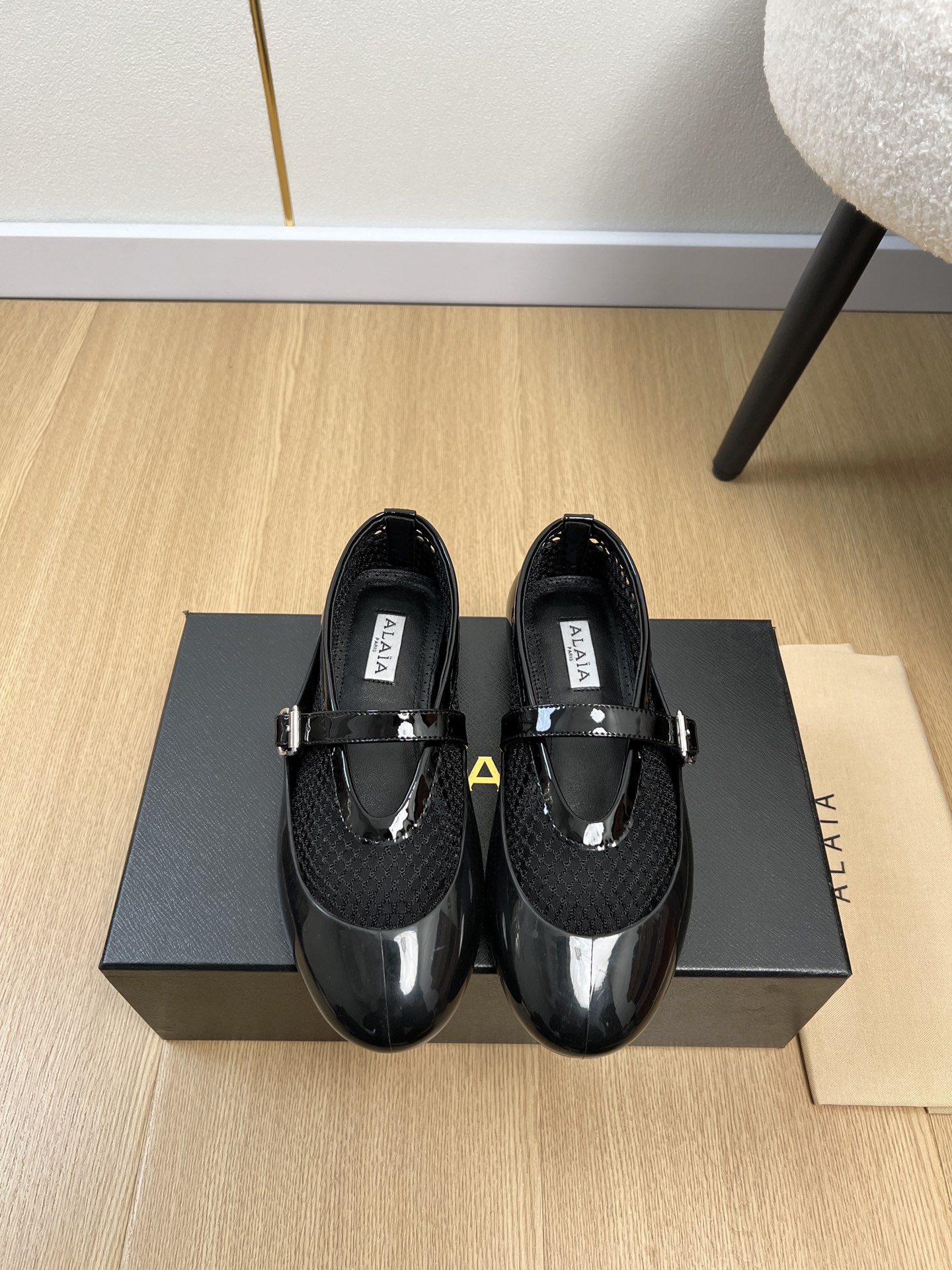 NO:692920,ALAIA | ALAIA | 2026 2026 new spring and summer products. The counter's main hot-selling mesh rubber shoe covers and single shoes. The irresistible sandals ALAIA highlight the beauty of the female figure and convey the power of women. Simple and elegant sculptural design, artistic pursuit of details, progressive modern aesthetics and meticulous craftsmanship spirit. Benchmarking and versioning. Original customized fishnet + patent leather on the upper. Sheepskin lining  Outsole original molded rubber outsole + rubber shoe cover, high heel flat, size 35-42 (customized at 40.41.42), single shoes, alaia, sandals, sheepskin19860909ALAIA |阿莱亚 | 2026 2026春夏新品 专柜主打爆款网面橡胶鞋套单鞋  拒绝不了的凉鞋阿莱亚彰显女性身形之美、传递女性力量,简约优雅的雕塑感设计,对细节的艺术追求,与求俱进的现代审美和一丝不苟的匠艺精神 对标对版 鞋面原版定制渔网+漆皮 内里羊皮 大底原版开模橡胶大底+橡胶鞋套 跟高平底 码数35-42（40.41.42定制）,单鞋,alaia,sandals,sheepskin,Women's Shoes