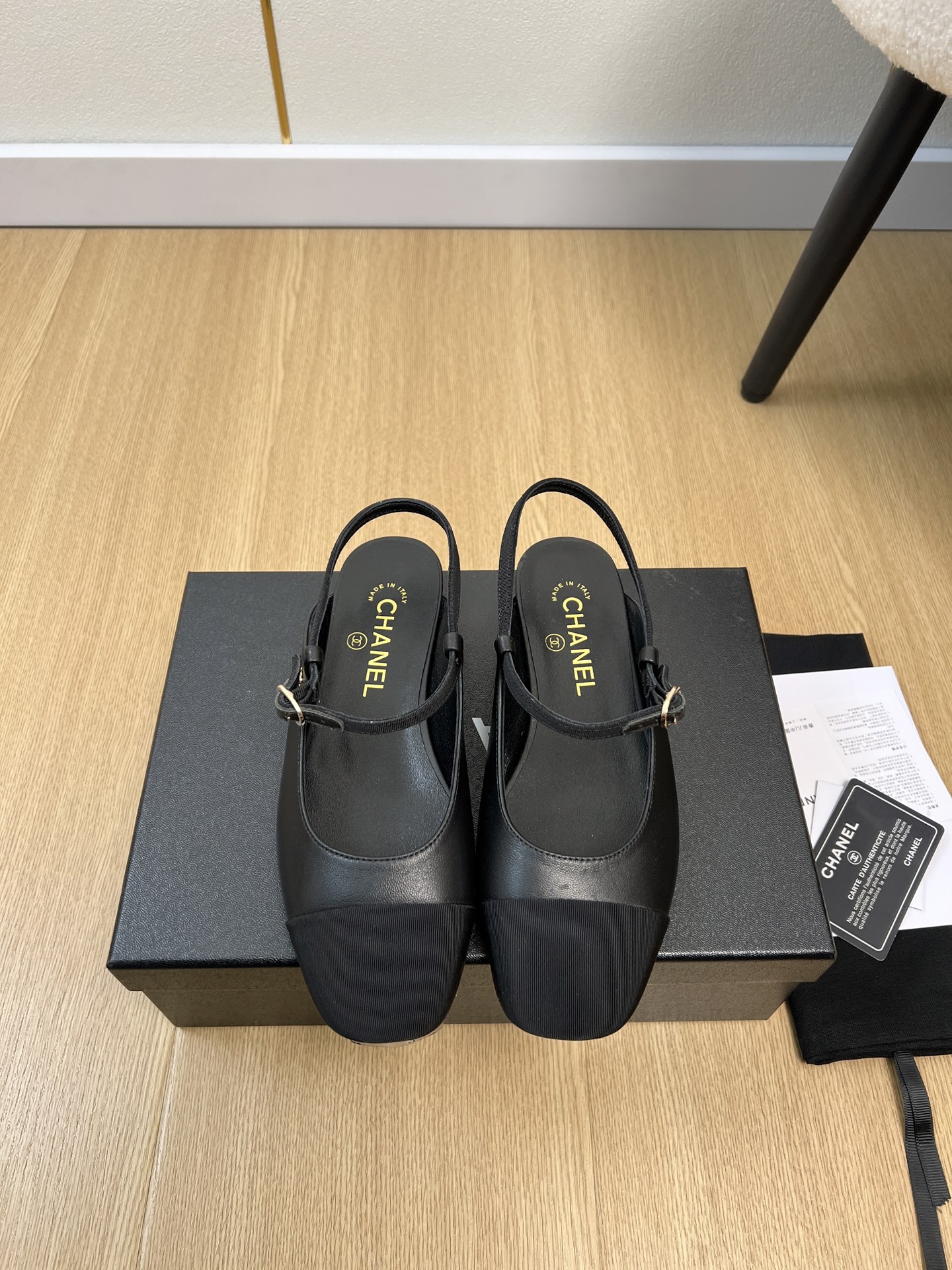 NO:696382,CHANEL Chanel | 2026 Xiaoxiang 2026 spring and summer new products, counter new catwalk semi-slippers series, love at first sight, Xiaohongshu highly recommends sandals, they look good no matter how you match them, a must-have for fashion, Ms. Xiaoxiang loves simple and irresistible styles/matching to show a unique style, free mix and match to shine and follow the fashionable steps of Grandma Xiang!  !  !  Zoom in on the exquisite details to see the original molded hardware buckle. The top version is made at the purchase level and benefits for small people. Thick sole. Increases height. Super slim. Must-have fashion item for little fairies this year [celebration]. Upper. Original customized sheepskin. Lining. Imported sheepskin outsole. Italian imported genuine leather outsole. Bottom height. Flat bottom. Size.  35-41 (40.41 customization is non-refundable), sandals, chanel, chanel, sandals, slippers, sheepskin, Leather soles19860909CHANEL香奈儿 | 2026  小香2026春夏新品 专柜新款走秀款半拖鞋系列 一见钟情 小红书力推款凉拖鞋,怎么搭配都好看,时髦精必备,小香女士钟爱简约又难以抗拒系/搭配展现与众不同的穿搭风格、自由混搭闪耀到位跟紧香奶奶时尚步伐！！！精致细节放大看原版开模五金扣 顶级版本代购级别打造&小个子的福利 厚底 增高 超级显瘦 今年小仙女♀必备时尚单品[庆祝] 鞋面 原版定制羊皮 内里 进口羊皮 大底 意大利进口真皮大底 底高 平底 码数 35-41（40.41定制不退换）,凉鞋,chanel,chanel,sandals,slippers,sheepskin,Leather soles,Women's Shoes