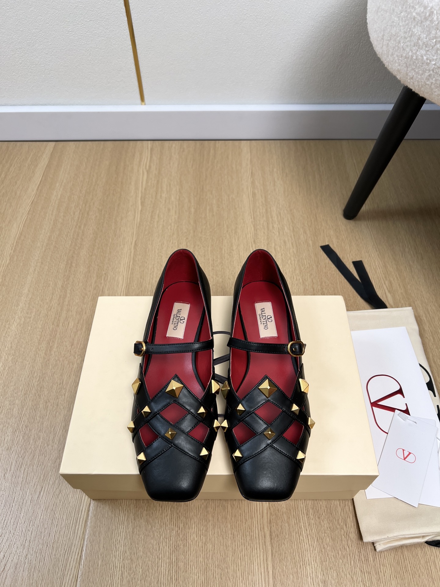 NO:705911,Valentino Valentino | 2026 V's 2026 early spring new products, the latest classic rivet flat ballet shoes series at the counter, Thai pants are hot!  A perfect artifact. The mid-heel design looks good but is not tiring to wear. The deep-cut design highlights the brand's unique design style. Luxurious and fashionable. Very recognizable. Exquisite round toe. The side curve is perfect. The taste is particularly pure. The lady's temperament is full of femininity. The foot feels perfect. Summer really needs versatile shoes. They look good no matter how you match them. They are casual and high-end. The comfort is also great. Paired with various pants, it is trendy. Super good-looking and versatile.  The rhinestone matching design perfectly blends the joy of seamless switching between playfulness and elegance. Wear it to dance a cheerful swing dance. Imported lambskin upper, sheepskin lining, sheepskin foot pads, genuine leather outsole imported from Italy, high flat heel, size 34-42 (34.40.41.42 customized), ballet shoes, valentino, valentino, sheepskin, Leather soles19860909Valentino 华伦天奴 | 2026 V家2026早春新品 专柜最新经典柳钉平底芭蕾舞鞋系列 泰裤辣！妥妥神器一枚 中跟设计穿上好看又不会累,深口设计搭配彰显了品牌独有的设计风格 奢华时尚 极有辨识度 精致的圆头 侧身弧线完美味儿特别纯正 名媛气质女人味十足,脚感满分夏天真的太需要百搭鞋了,怎么搭配都好看,随意且高级的感觉舒适度也很棒,搭配各种裤子,潮爆了 超好看百搭 水钻搭配设计完美融合在俏皮和优雅问无缝切换的快乐,穿上它跳起欢快的摇摆舞吧 鞋面进口小羊皮 内里羊皮 垫脚羊皮 大底意大利进口真皮大底 跟高平底 码数34-42（34.40.41.42定制）,芭蕾舞鞋,valentino,valentino,sheepskin,Leather soles,Women's Shoes