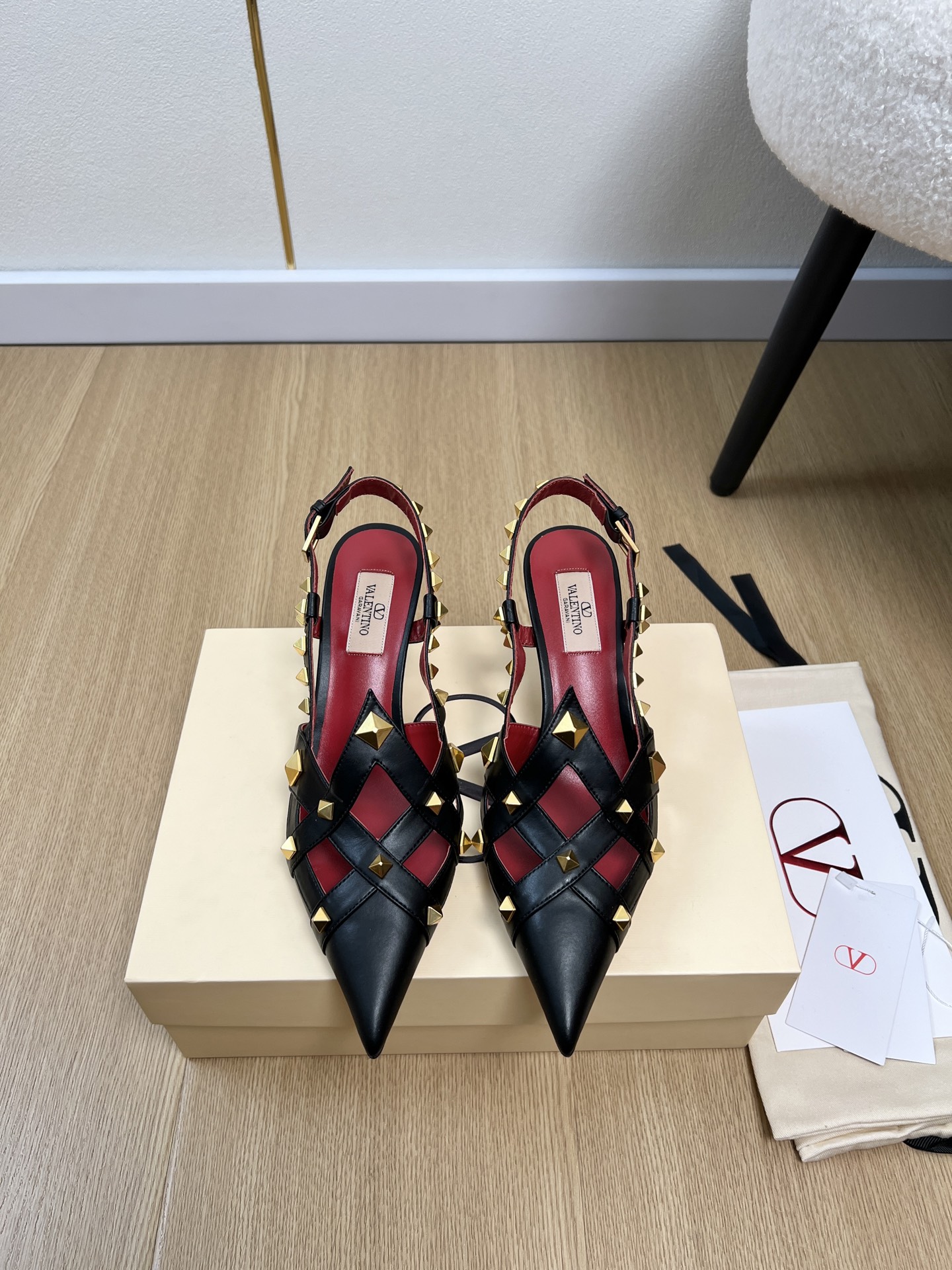 NO:705907,Valentino Valentino | 2026 V Home 2026 Early Spring New Products The latest series of classic rivet mid-heeled pointed-toe sandals from the counter. Thai pants are hot!  A perfect artifact. The mid-heel design looks good but is not tiring to wear. The deep-cut design highlights the brand's unique design style. Luxurious and fashionable. Very recognizable. Exquisite round toe. The side curve is perfect. The taste is particularly pure. The lady's temperament is full of femininity. The foot feels perfect. Summer really needs versatile shoes. They look good no matter how you match them. They are casual and high-end. The comfort is also great. Paired with various pants, it is trendy. Super good-looking and versatile.  The rhinestone matching design perfectly blends the joy of seamless switching between playfulness and elegance, put it on and dance a cheerful swing dance. Imported lambskin upper, sheepskin lining, sheepskin foot pads, genuine leather outsole imported from Italy, heel height 6cm, size 34-42 (34.40.41.42 customized), high heels sandals, valentino, valentino, sandals, high heels, sheepskin, Leather soles19860909Valentino 华伦天奴 | 2026 V家2026早春新品 专柜最新经典柳钉中跟尖头凉鞋系列 泰裤辣！妥妥神器一枚 中跟设计穿上好看又不会累,深口设计搭配彰显了品牌独有的设计风格 奢华时尚 极有辨识度 精致的圆头 侧身弧线完美味儿特别纯正 名媛气质女人味十足,脚感满分夏天真的太需要百搭鞋了,怎么搭配都好看,随意且高级的感觉舒适度也很棒,搭配各种裤子,潮爆了 超好看百搭 水钻搭配设计完美融合在俏皮和优雅问无缝切换的快乐,穿上它跳起欢快的摇摆舞吧 鞋面进口小羊皮 内里羊皮 垫脚羊皮 大底意大利进口真皮大底 跟高6cm 码数34-42（34.40.41.42定制）,高跟鞋凉鞋,valentino,valentino,sandals,high heels,sheepskin,Leather soles,Women's Shoes