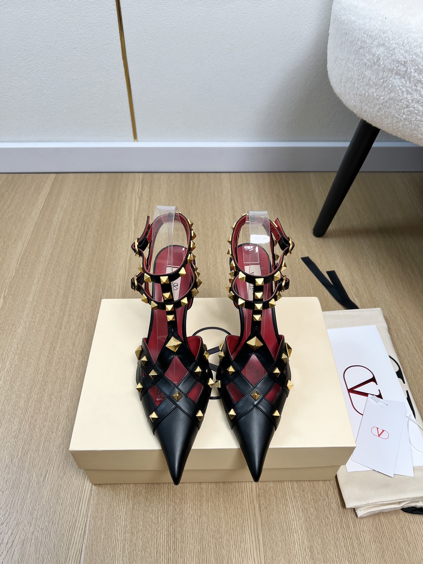 NO:705908,Valentino Valentino | 2026 V Home 2026 Early Spring New Products The latest series of classic rivet high-heeled pointed-toe sandals from the counter. Thai pants are hot!  A perfect artifact. The mid-heel design looks good but is not tiring to wear. The deep-cut design highlights the brand's unique design style. Luxurious and fashionable. Very recognizable. Exquisite round toe. The side curve is perfect. The taste is particularly pure. The lady's temperament is full of femininity. The foot feels perfect. Summer really needs versatile shoes. They look good no matter how you match them. They are casual and high-end. The comfort is also great. Paired with various pants, it is trendy. Super good-looking and versatile.  The rhinestone matching design perfectly blends the joy of seamless switching between playfulness and elegance, put it on and dance a cheerful swing dance. Imported lambskin upper, sheepskin lining, sheepskin foot pads, genuine leather outsole imported from Italy, heel height 8cm, size 34-42 (34.40.41.42 customized), high heels sandals, valentino, valentino, sandals, high heels, sheepskin, Leather soles19860909Valentino 华伦天奴 | 2026 V家2026早春新品 专柜最新经典柳钉高跟尖头凉鞋系列 泰裤辣！妥妥神器一枚 中跟设计穿上好看又不会累,深口设计搭配彰显了品牌独有的设计风格 奢华时尚 极有辨识度 精致的圆头 侧身弧线完美味儿特别纯正 名媛气质女人味十足,脚感满分夏天真的太需要百搭鞋了,怎么搭配都好看,随意且高级的感觉舒适度也很棒,搭配各种裤子,潮爆了 超好看百搭 水钻搭配设计完美融合在俏皮和优雅问无缝切换的快乐,穿上它跳起欢快的摇摆舞吧 鞋面进口小羊皮 内里羊皮 垫脚羊皮 大底意大利进口真皮大底 跟高8cm 码数34-42（34.40.41.42定制）,高跟鞋凉鞋,valentino,valentino,sandals,high heels,sheepskin,Leather soles,Women's Shoes