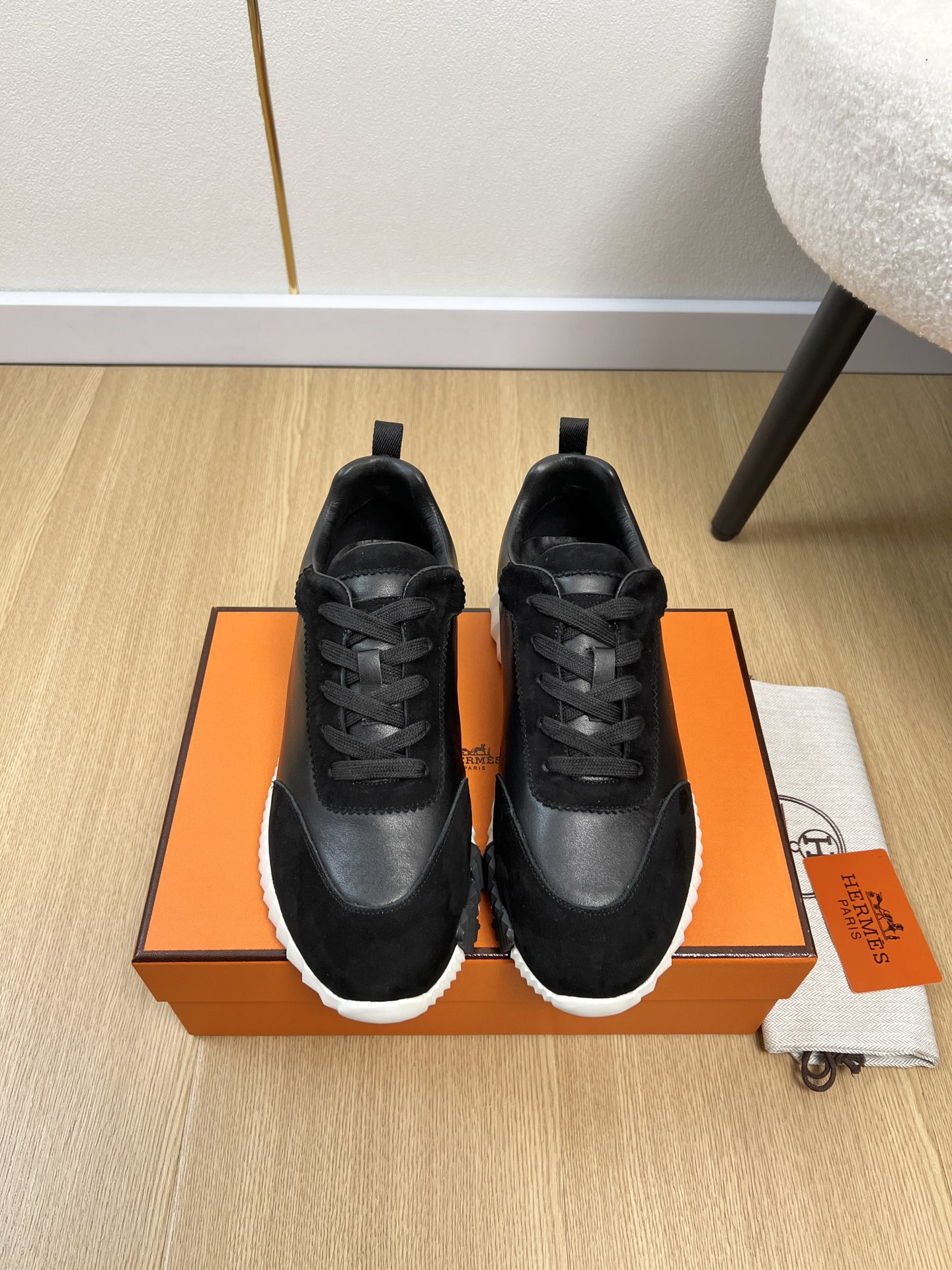 NO:705902,High version HERMES for couples | 2026 H family 2026 early spring new model The latest popular casual shoes and sneakers series in the counter  This Hermès sneaker combines high-tech canvas and suede goatskin, and is decorated with an exaggerated 'H' letter on the rubber sole. The italic design and bright colors show vitality and continue the brand's design inspiration. Walk lightly in the city and feel unrestrained and comfortable. The combination of high-tech canvas and suede goatskin is decorated with an exaggerated 'H' letter on the rubber sole. The italic design and bright colors show vitality and continue the brand design inspiration. Walk lightly in the city and feel unrestricted and comfortable!  A perfect artifact. The original molded outsole is very stylish. It is very light and has perfect foot feel. I really need versatile shoes in summer. They look good no matter how you match them. They have a casual and high-end feel and are very comfortable. They match with all kinds of pants. They are very trendy. They are very good-looking and versatile. The upper is imported cowhide + sheep goat/imported mesh + sheep goat. The lining is imported sheepskin/mesh with imported mesh. The foot pad is imported sheepskin outsole. The original molded non-slip and wear-resistant outsole.  Size: 35-40 for women, 39-45 for men (40 for women, 45 for men, customized) Mesh leather men's model +40, casual shoes/sports shoes, hermes, hermes, sneakers, cowhide, sheepskin, sheep, chamois leather19860909高版本情侣款HERMES爱马仕| 2026 H家2026早春新款 专柜最新爆款休闲鞋运动鞋系列 这款爱马这款爱马仕运动鞋,结合高科技帆布与麂皮山羊皮,在橡胶鞋底上饰以夸张“H”字母,斜体设计和鲜艳色彩展现活力,延续品牌设计灵感.轻盈漫步都市,感受无拘舒适,结合高科技帆布与麂皮山羊皮,在橡胶鞋底上饰以夸张“H”字母,斜体设计和鲜艳色彩展现活力,延续品牌设计灵感.轻盈漫步都市,感受无拘舒适泰裤啦！妥妥神器一枚 原版开模大底,很有型 很轻便,脚感满分夏天真的太需要百搭鞋了,怎么搭配都好看,随意且高级的感觉舒适度也很棒,搭配各种裤子,潮爆了 超好看百搭 鞋面进口牛皮+羊猄/进口网面+羊猄 内里进口羊皮/网面配进口网里 垫脚进口羊皮 大底原版开模防滑耐磨大底 码数女35-40 男39-45（女40男45定制） 网面 皮面男款+40,休闲鞋/运动鞋,hermes,hermes,sneakers,cowhide,sheepskin,sheep,chamois leather,Women's Shoes