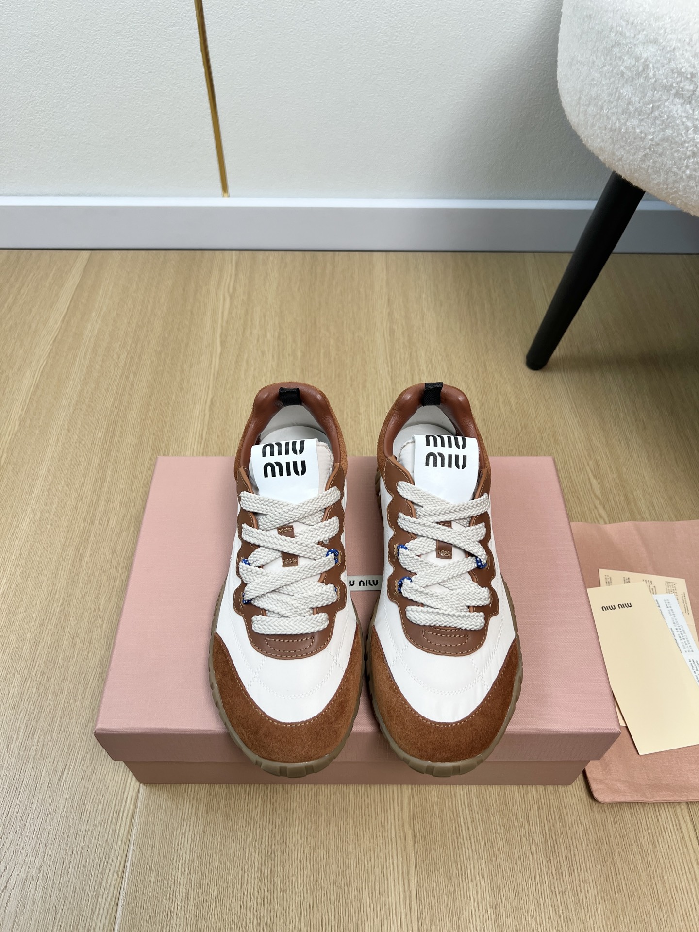 NO:710993,MiuMiu Miu Miu | 2026 miu's 2026 spring and summer new products. The latest popular color matching single shoes and casual shoes series in the counter. Fashionable, simple and high-end, casual matching. Very light and comfortable on the feet. This year's main recommendation is fashionable, simple and high-end, casual matching. Very comfortable on the feet, a must-have for the year!  Purchase the original version and develop it. Miu's latest hot model. Avant-garde and bold design. The Miu logo style is integrated into the simple lines of this leather sneaker. The unique logo is decorated on the tongue and back, embellished with retro design. The upper is imported custom cloth + cow suede. The lining is imported sheepskin. The original open-molded TPU non-slip outsole. Shoe thickness 2.5cm. Size 35-40 (40 customized)  Original packaging, casual shoes/sports shoes, miumiu, sneakers, sheepskin19860909MiuMiu缪缪 | 2026 miu家2026春夏新品 专柜最新爆款拼色单鞋休闲鞋系列 时尚 简约高级 随意搭配 上脚非常轻便舒适 今年主推款 时尚 简约高级 随意搭配 上脚非常舒适,年度必入款！原版购入开发 做货 miu家最新爆款 前卫大胆的设计 Miu logo 风格融于此款皮革运动鞋的简约线条.别致徽标饰于鞋舌与背面,点缀复古设计. 鞋面进口定制布+牛反绒 内里进口羊皮 大底原版开模tpu防滑大底 鞋厚2.5cm 码数35-40（40定制） 包装原版包装,休闲鞋/运动鞋,miumiu,sneakers,sheepskin,Women's Shoes