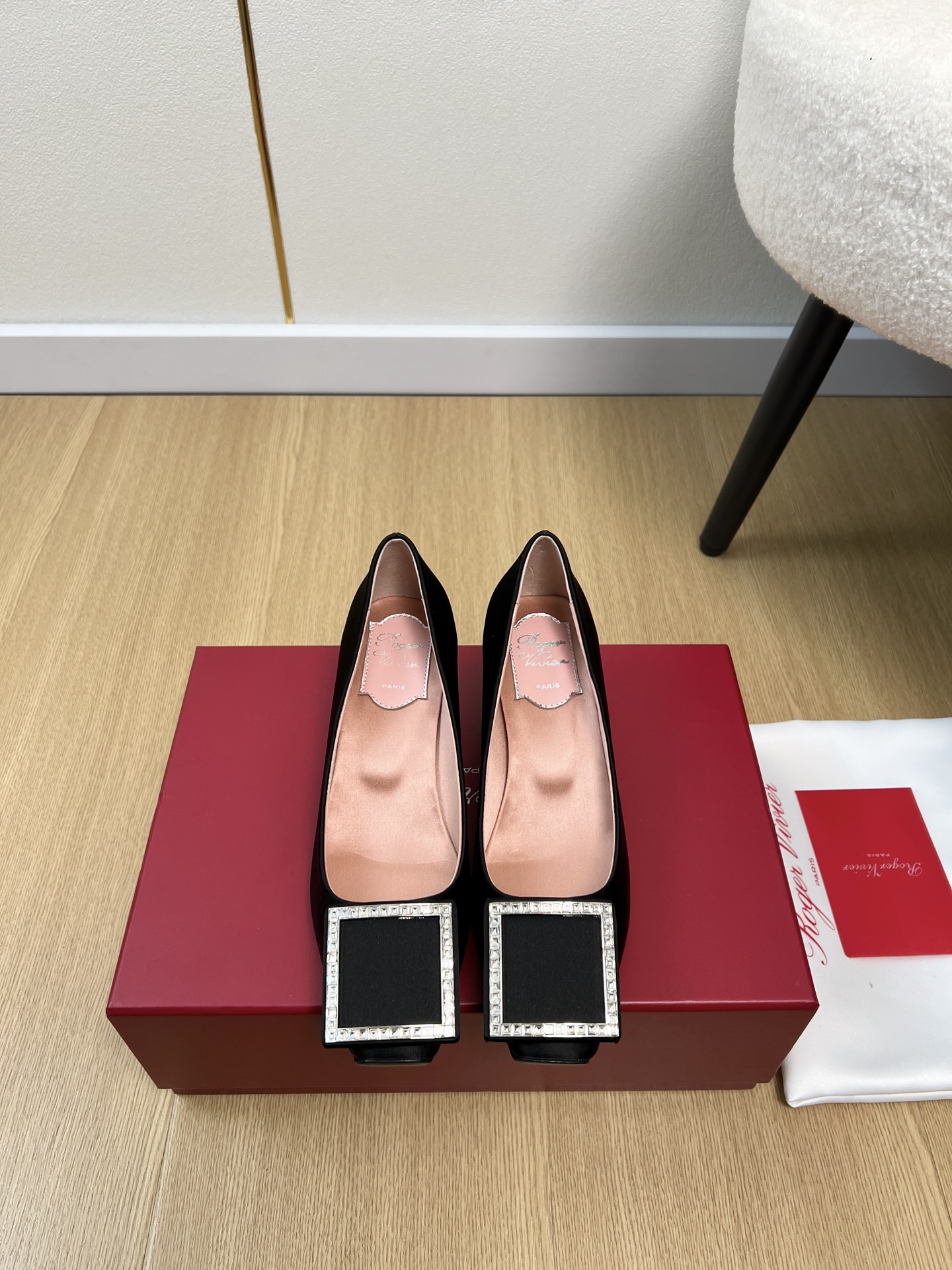 NO:710983,Roger Vivier | 2026 RV 2026 Spring and Summer New Products Special counter new RV diamond buckle small square heel mid-heeled shoes series Xiaohongshu highly recommends the popular shoe uppers made of a variety of materials spliced ​​with eye-catching diamond buckles, giving the foot a sense of luxury, lightness, comfort, thick soles and increased height effect!  Upper imported silk lining imported silk outsole leather outsole imported from Italy Heel height 4.5cm Size 34-41 (34.40.41 customized non-returnable), high-heeled shoes, roger vivor, high heels, real silk, Leather soles19860909Roger Vivier | 2026 RV 2026春夏新品 专柜新款RV钻扣小方跟中跟单鞋系列 小红书力推爆款鞋面采用多种材质拼接制成搭配夺目钻扣,高级感拉满脚感轻盈舒适厚底增高效果！ 鞋面 进口真丝 内里 进口真丝 大底 意大利进口真皮大底 跟高 4.5cm 码数 34-41（34.40.41定制不退换）,高跟鞋单鞋,roger vivier,high heels,real silk,Leather soles,Women's Shoes