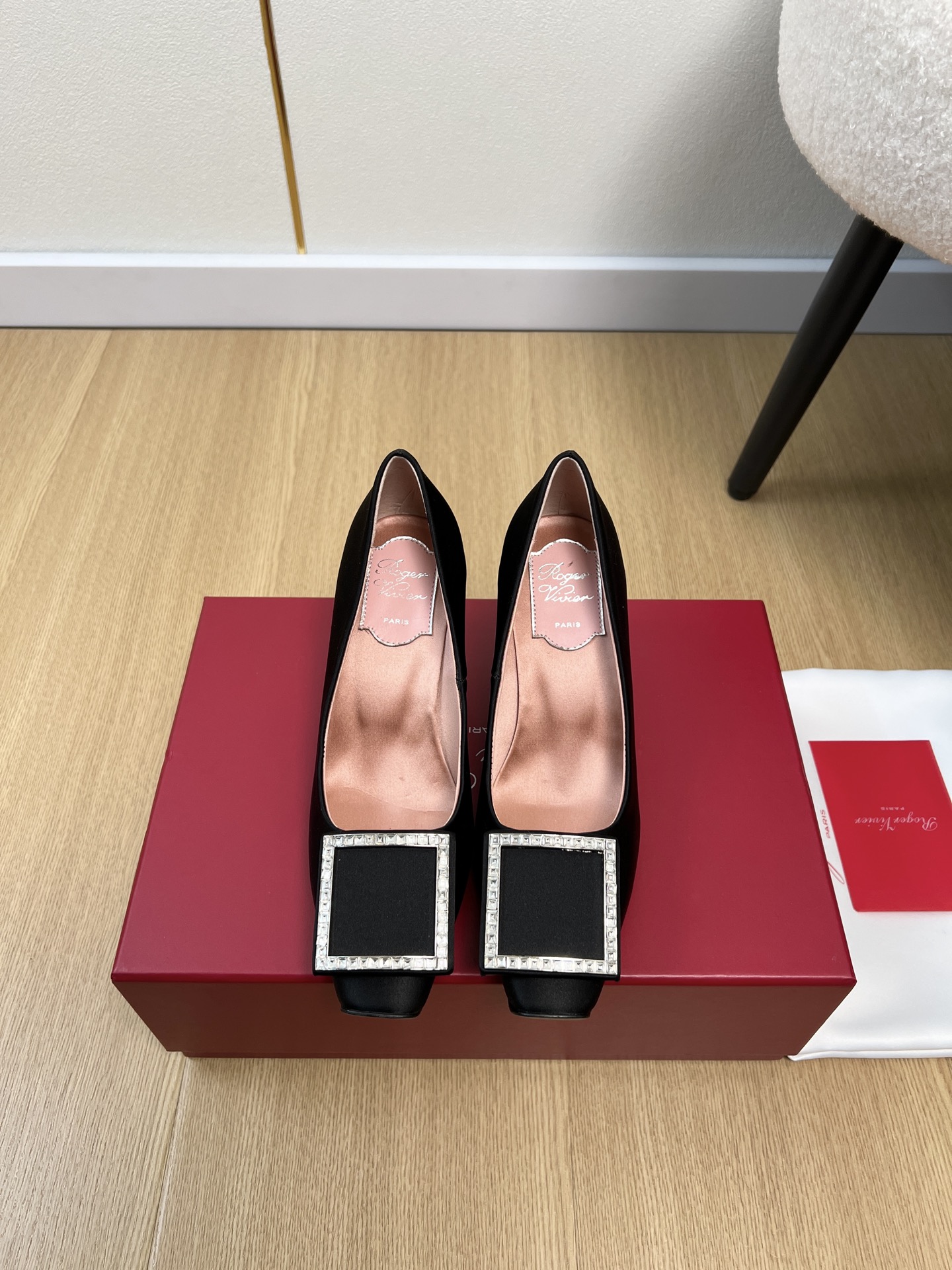 NO:710988,Roger Vivier | 2026 RV 2026 spring and summer new products. New counter RV diamond buckle small square heel high-heeled shoes series. Xiaohongshu strongly recommends the popular shoe uppers, which are made of a variety of materials and are matched with eye-catching diamond buckles. It has a high-end feel and is light and comfortable. Thick soles increase the height effect!  Upper imported silk lining imported silk outsole leather outsole imported from Italy Heel height 7cm Size 34-41 (34.40.41 customized non-returnable), high-heeled shoes, roger vivor, high heels, real silk, Leather soles19860909Roger Vivier | 2026 RV 2026春夏新品 专柜新款RV钻扣小方跟高跟单鞋系列 小红书力推爆款鞋面采用多种材质拼接制成搭配夺目钻扣,高级感拉满脚感轻盈舒适厚底增高效果！ 鞋面 进口真丝 内里 进口真丝 大底 意大利进口真皮大底 跟高 7cm 码数 34-41（34.40.41定制不退换）,高跟鞋单鞋,roger vivier,high heels,real silk,Leather soles,Women's Shoes