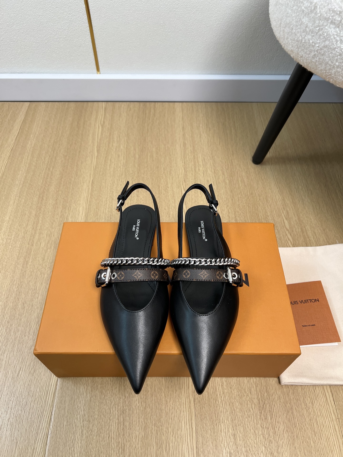 NO:710978,Louis Vuitton Louis Vuitton | 2026 L Home 2026 Spring and Summer New Products The latest popular point-toe chain-back empty shoe series in the counter. Xiaohongshu strongly recommends the hot style, metal thick heels, L buckles add a modern style... Classic and versatile, impeccable details, super good-looking on the feet. Sports and fashion coexist. A must-have item for home and travel, a style not to be missed this summer. Imported calfskin upper, sheepskin lining, outsole, genuine leather outsole imported from Italy.  Heel height 1cm/5.5cm, size 35-42 (40.41.42 customized), sandals, louis vuitton, louis vuitton, louis vuitton, sandals, cowhide, sheepskin, Leather soles19860909Louis Vuitton 路易威登| 2026 L家2026春夏新品 专柜最新爆款尖头链条后空鞋系列 小红书力推爆款,金属粗跟,L饰扣再添摩登风范..经典百搭,细节完美无可挑剔,上脚超级好看 运动与时尚并存 居家旅行必备单品,这个夏天不可错过的款式 鞋面进口小牛皮 内里羊皮 大底意大利进口真皮大底 跟高1cm/5.5cm 码数35-42（40.41.42定制）,凉鞋,louis vuitton,louis vuitton,louis vuitton,sandals,cowhide,sheepskin,Leather soles,Women's Shoes