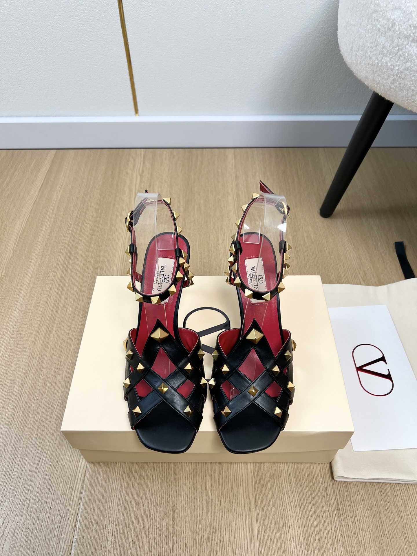 NO:721214,Valentino Valentino | 2026 V's 2026 early spring new products, the latest classic rivet ballet high-heeled sandals series at the counter, Thai pants are hot!  A perfect artifact. The mid-heel design looks good but is not tiring to wear. The deep-cut design highlights the brand's unique design style. Luxurious and fashionable. Very recognizable. Exquisite round toe. The side curve is perfect. The taste is particularly pure. The lady's temperament is full of femininity. The foot feels perfect. Summer really needs versatile shoes. They look good no matter how you match them. They are casual and high-end. The comfort is also great. Paired with various pants, it is trendy. Super good-looking and versatile.  The rhinestone matching design perfectly blends the joy of seamless switching between playfulness and elegance, put it on and dance a cheerful swing dance. Imported lambskin upper, sheepskin lining, sheepskin foot pads, genuine leather outsole imported from Italy, heel height 8.5cm, size 35-42 (40.41.42 customized), high heels sandals, valentino, valentino, sandals, high heels, sheepskin, Leather soles19860909Valentino 华伦天奴 | 2026 V家2026早春新品 专柜最新经典柳钉芭蕾舞高跟凉鞋系列 泰裤辣！妥妥神器一枚 中跟设计穿上好看又不会累,深口设计搭配彰显了品牌独有的设计风格 奢华时尚 极有辨识度 精致的圆头 侧身弧线完美味儿特别纯正 名媛气质女人味十足,脚感满分夏天真的太需要百搭鞋了,怎么搭配都好看,随意且高级的感觉舒适度也很棒,搭配各种裤子,潮爆了 超好看百搭 水钻搭配设计完美融合在俏皮和优雅问无缝切换的快乐,穿上它跳起欢快的摇摆舞吧 鞋面进口小羊皮 内里羊皮 垫脚羊皮 大底意大利进口真皮大底 跟高8.5cm 码数35-42（40.41.42定制）,高跟鞋凉鞋,valentino,valentino,sandals,high heels,sheepskin,Leather soles,Women's Shoes