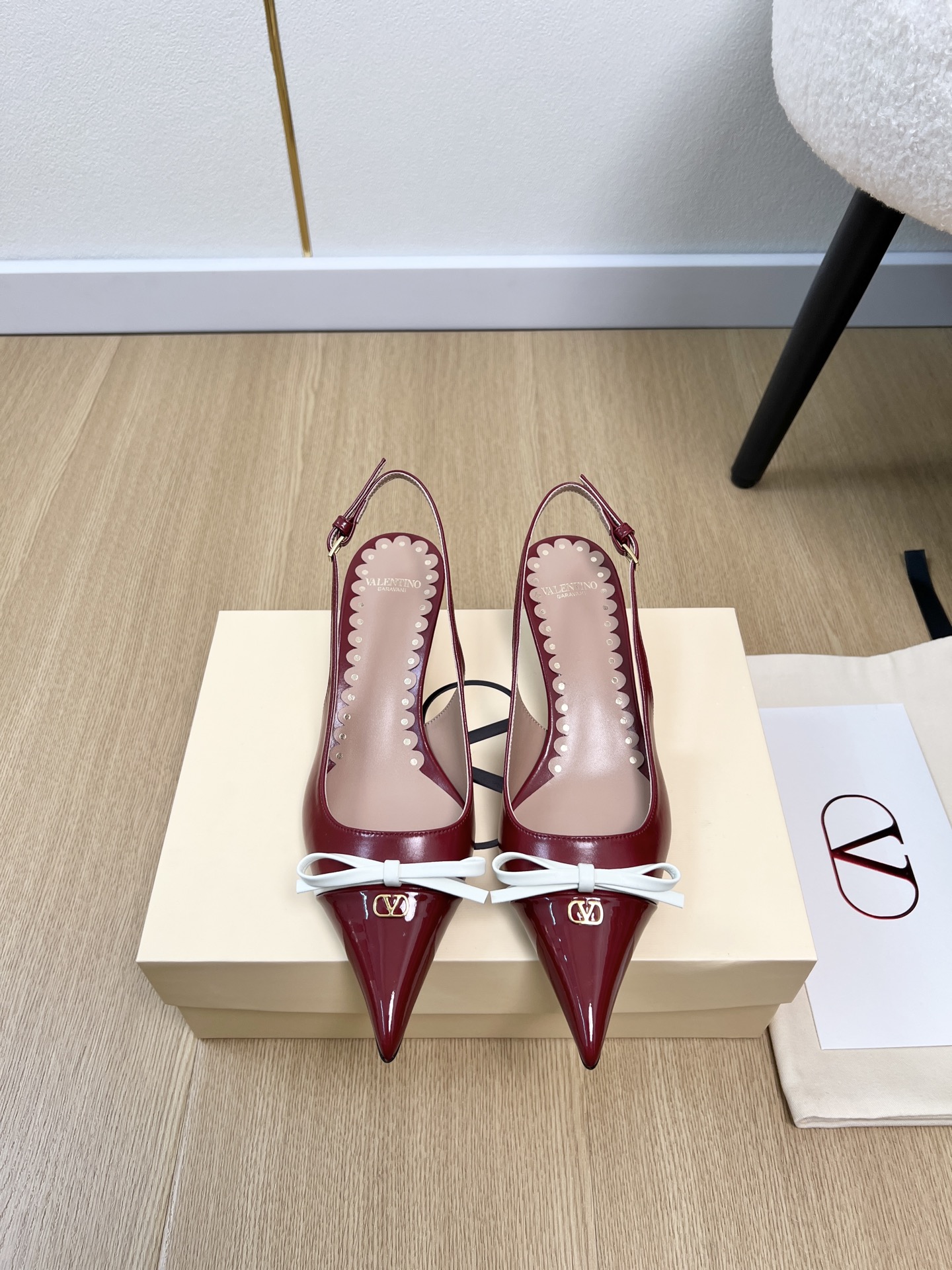 NO:721202,Valentino Valentino | 2026 V Home 2026 Spring and Summer New Products Counter New Bow Pointed Back Sandals Series Hot Thai Pants!  A perfect artifact. The mid-heel design looks good but is not tiring to wear. The deep-cut design highlights the brand's unique design style. Luxurious and fashionable. Very recognizable. Exquisite round toe. The side curve is perfect. The taste is particularly pure. The lady's temperament is full of femininity. The foot feels perfect. Summer really needs versatile shoes. They look good no matter how you match them. They are casual and high-end. The comfort is also great. Paired with various pants, it is trendy. Super good-looking and versatile.  The rhinestone matching design perfectly blends the joy of seamless switching between playfulness and elegance, put it on and dance a cheerful swing dance. Imported lambskin upper, sheepskin lining, sheepskin foot pads, genuine leather outsole imported from Italy, heel height 4.5cn/8cm, size 35-42 (40.41.42 customized), high-heeled sandals, valentino, valentino, sandals, high heels, sheepskin, Leather soles19860909Valentino 华伦天奴 | 2026 V家2026春夏新品 专柜新款蝴蝶结尖头后空凉鞋系列 泰裤辣！妥妥神器一枚 中跟设计穿上好看又不会累,深口设计搭配彰显了品牌独有的设计风格 奢华时尚 极有辨识度 精致的圆头 侧身弧线完美味儿特别纯正 名媛气质女人味十足,脚感满分夏天真的太需要百搭鞋了,怎么搭配都好看,随意且高级的感觉舒适度也很棒,搭配各种裤子,潮爆了 超好看百搭 水钻搭配设计完美融合在俏皮和优雅问无缝切换的快乐,穿上它跳起欢快的摇摆舞吧 鞋面进口小羊皮 内里羊皮 垫脚羊皮 大底意大利进口真皮大底 跟高4.5cn/8cm 码数35-42（40.41.42定制）,高跟鞋凉鞋,valentino,valentino,sandals,high heels,sheepskin,Leather soles,Women's Shoes