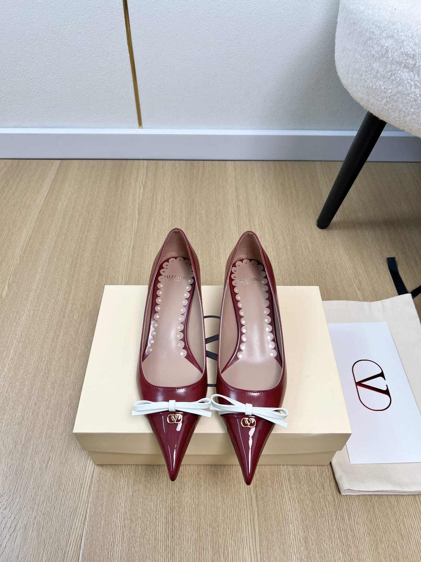 NO:721209,Valentino Valentino | 2026 V Home 2026 Spring and Summer New Products Counter New Bow Pointed Toe Shoes Series Thai Pants are Hot!  A perfect artifact. The mid-heel design looks good but is not tiring to wear. The deep-cut design highlights the brand's unique design style. Luxurious and fashionable. Very recognizable. Exquisite round toe. The side curve is perfect. The taste is particularly pure. The lady's temperament is full of femininity. The foot feels perfect. Summer really needs versatile shoes. They look good no matter how you match them. They are casual and high-end. The comfort is also great. Paired with various pants, it is trendy. Super good-looking and versatile.  The rhinestone matching design perfectly blends the joy of seamless switching between playfulness and elegance, put it on and dance a cheerful swing dance. Imported lambskin upper, sheepskin lining, sheepskin foot pads, genuine leather outsole imported from Italy, heel height 4.5cn/8cm, size 35-42 (40.41.42 customized), high-heeled sandals, valentino, valentino, sandals, high heels, sheepskin, Leather soles19860909Valentino 华伦天奴 | 2026 V家2026春夏新品 专柜新款蝴蝶结尖头单鞋系列 泰裤辣！妥妥神器一枚 中跟设计穿上好看又不会累,深口设计搭配彰显了品牌独有的设计风格 奢华时尚 极有辨识度 精致的圆头 侧身弧线完美味儿特别纯正 名媛气质女人味十足,脚感满分夏天真的太需要百搭鞋了,怎么搭配都好看,随意且高级的感觉舒适度也很棒,搭配各种裤子,潮爆了 超好看百搭 水钻搭配设计完美融合在俏皮和优雅问无缝切换的快乐,穿上它跳起欢快的摇摆舞吧 鞋面进口小羊皮 内里羊皮 垫脚羊皮 大底意大利进口真皮大底 跟高4.5cn/8cm 码数35-42（40.41.42定制）,高跟鞋凉鞋,valentino,valentino,sandals,high heels,sheepskin,Leather soles,Women's Shoes