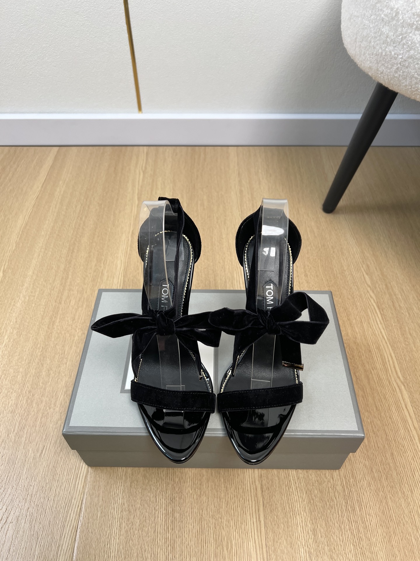 NO:721192,TOM FORD | 2026 TF's 2026 early spring new products. The latest hot-selling catwalk high-heeled sandals series in the counter. Xiaohongshu strongly recommends this model. It is fashionable, simple and advanced, and can be matched casually. This year's main model is fashionable, simple and advanced, and can be matched casually. It is very comfortable on the foot. It is a must-have for the year!  Original purchase and development, production, TF's latest hot model, avant-garde and bold design style integrated into simple and fashionable lines. Imported velvet upper, imported sheepskin lining, imported sheepskin insole, original genuine leather outsole, heel height 10.5cm, size 35-42 (40.41.42 customized), original packaging, high heels and sandals, tom ford, tom ford, fendi, sandals, high heels, sheepskin, Leather soles19860909TOM FORD 汤姆福特 | 2026 TF家2026早春新品 专柜最新爆款走秀款高跟凉鞋系列 小红书力推款,时尚 简约高级 随意搭配 上脚非常轻便舒适 今年主推款 时尚 简约高级 随意搭配 上脚非常舒适,年度必入款！原版购入开发 做货 TF家最新爆款 前卫大胆的设计风格融于简约时尚线条. 鞋面进口天鹅绒 内里进口羊皮 鞋垫进口羊皮 大底原版真皮大底 跟高10.5cm 码数35-42（40.41.42定制） 包装原版包装,高跟鞋凉鞋,tom ford,tom ford,fendi,sandals,high heels,sheepskin,Leather soles,Women's Shoes